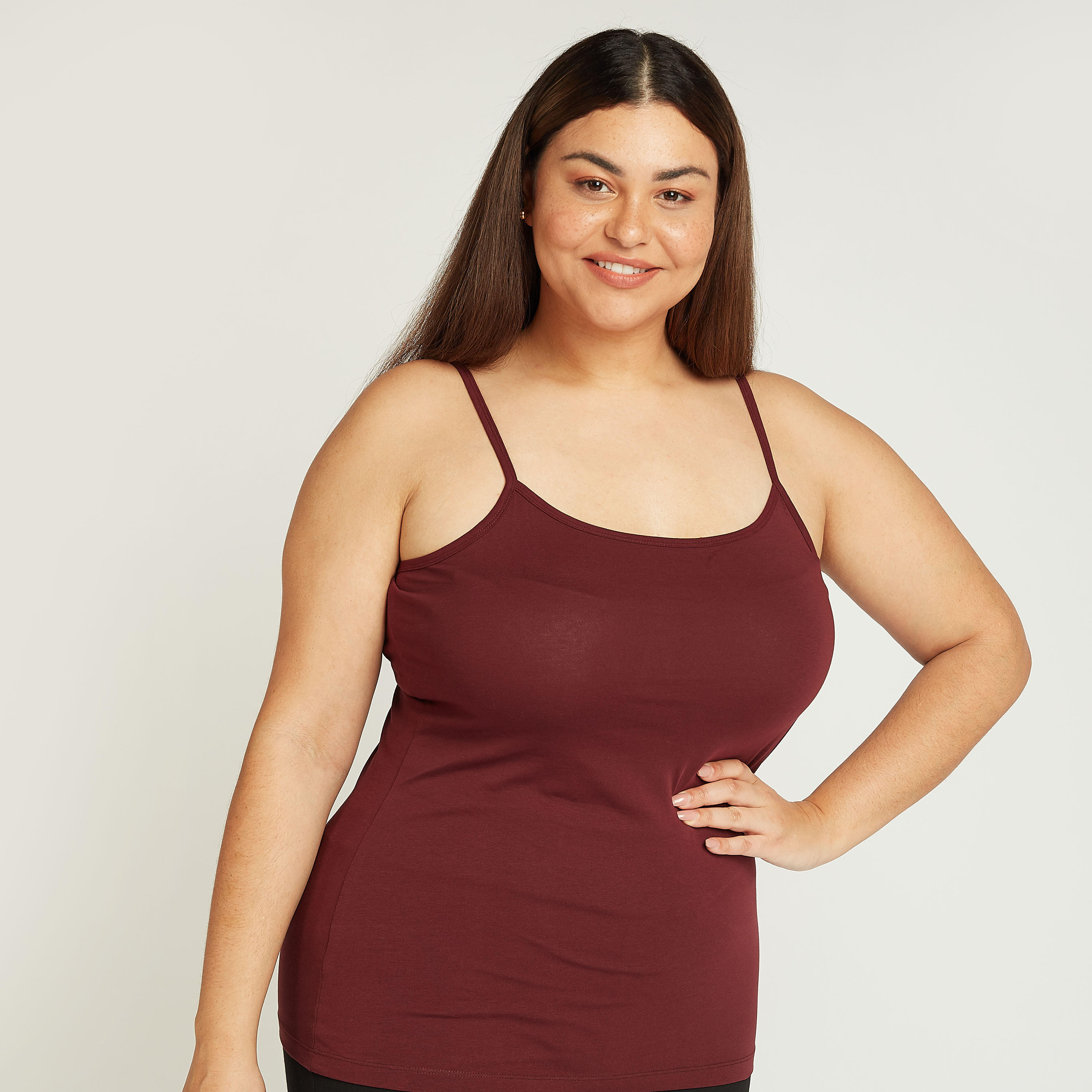 بلوزة كامي سادة بياقة عميقة وحمّالات رفيعة-women-clothing-tshirts-image-3