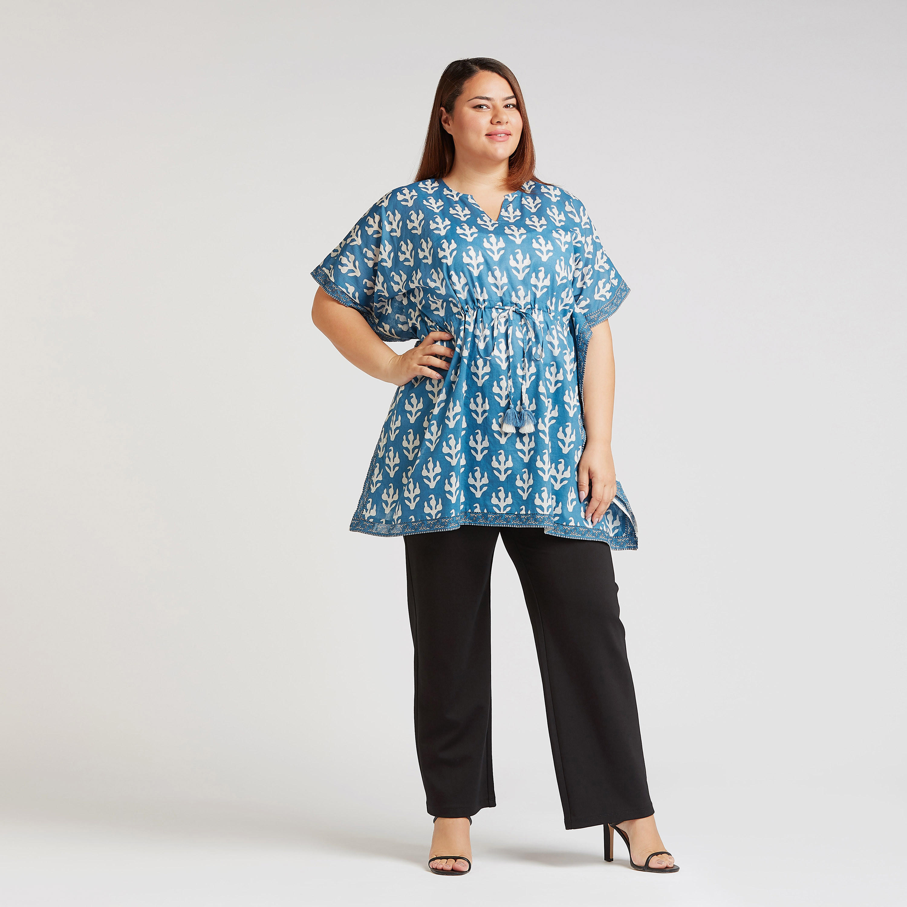 بلوزة بياقة V وأكمام متمدّدة وطبعات-women-clothing-shirtsandblouses-blouses-image-2