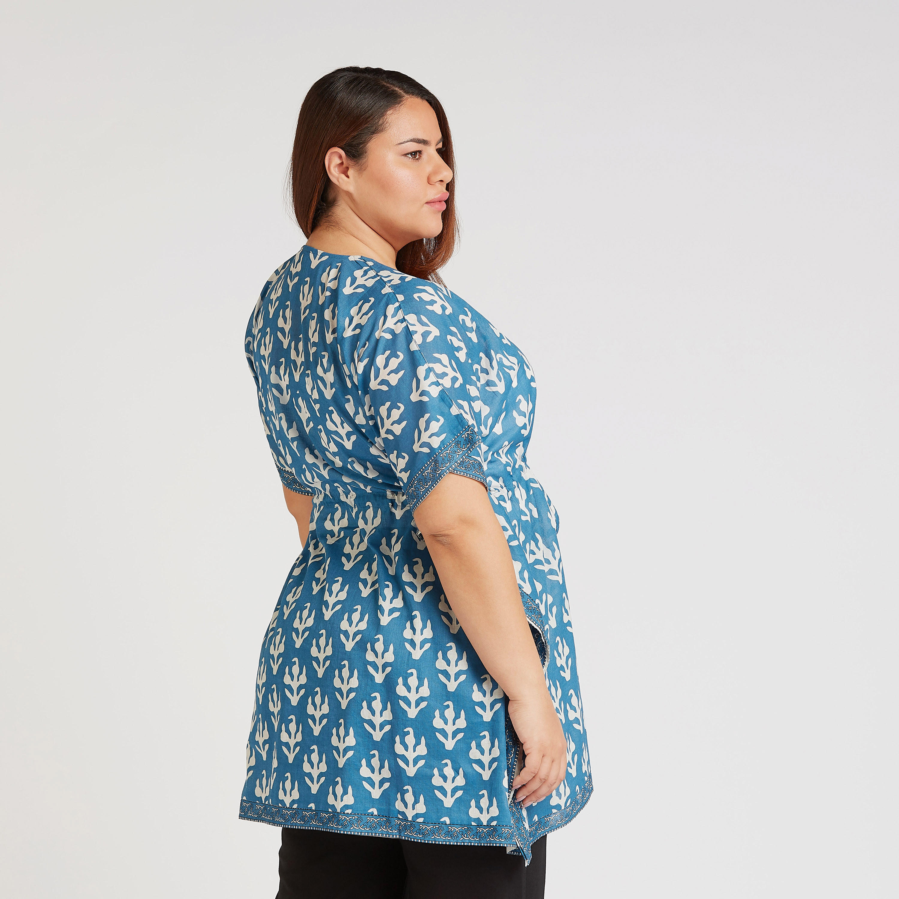 بلوزة بياقة V وأكمام متمدّدة وطبعات-women-clothing-shirtsandblouses-blouses-image-4