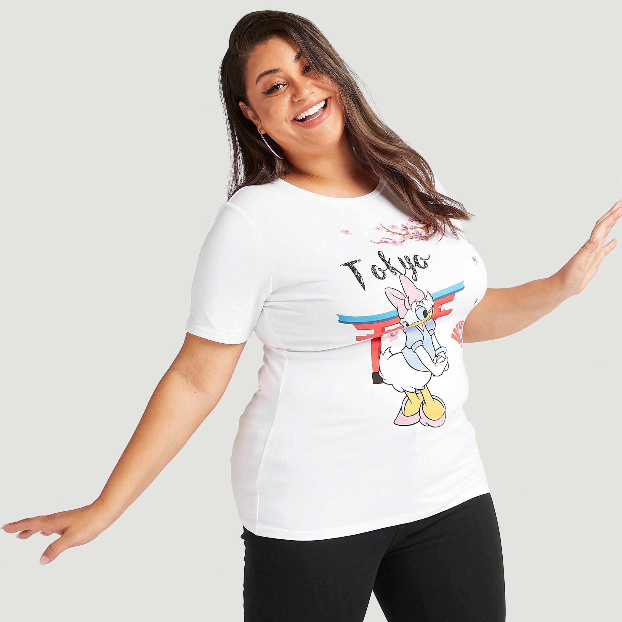تيشيرت بياقة ضيّقة وأكمام قصيرة بطبعات ديسي دك-women-clothing-tshirts-image-1