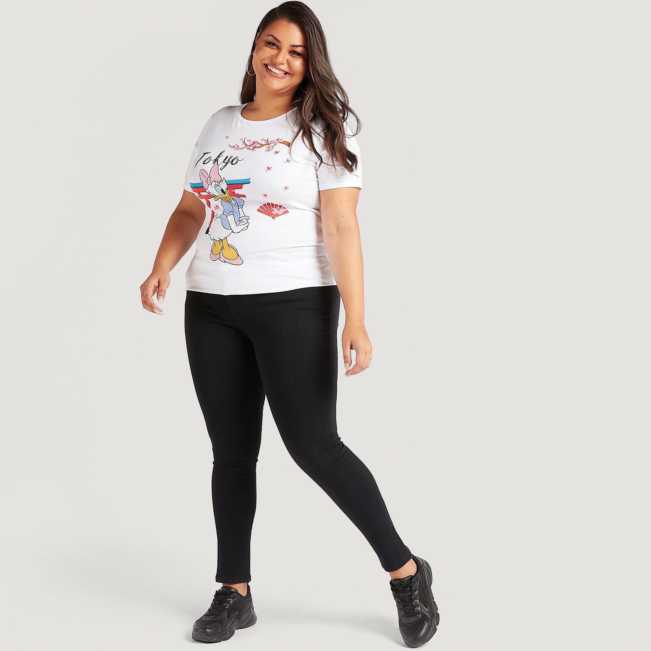 تيشيرت بياقة ضيّقة وأكمام قصيرة بطبعات ديسي دك-women-clothing-tshirts-image-2