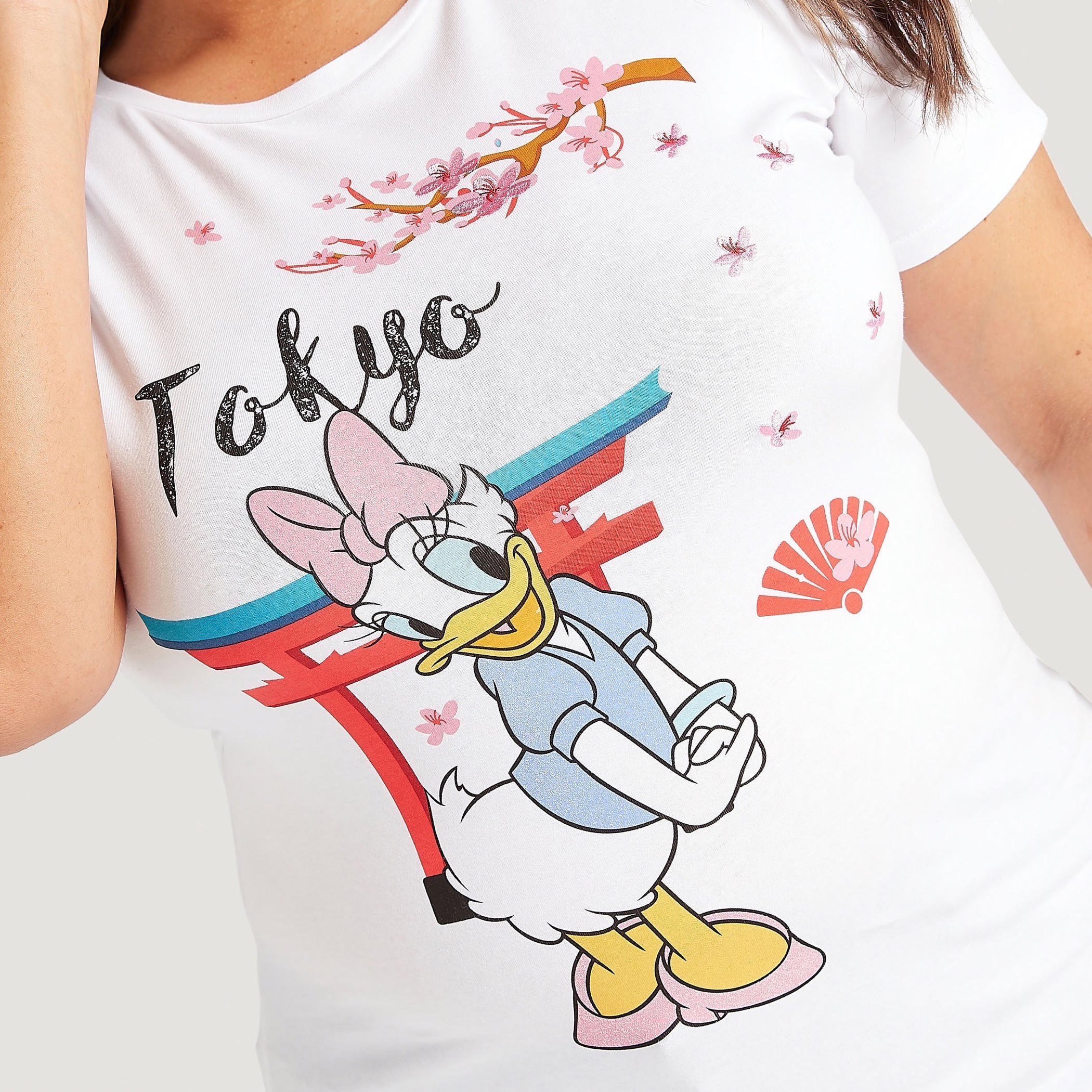 تيشيرت بياقة ضيّقة وأكمام قصيرة بطبعات ديسي دك-women-clothing-tshirts-image-3