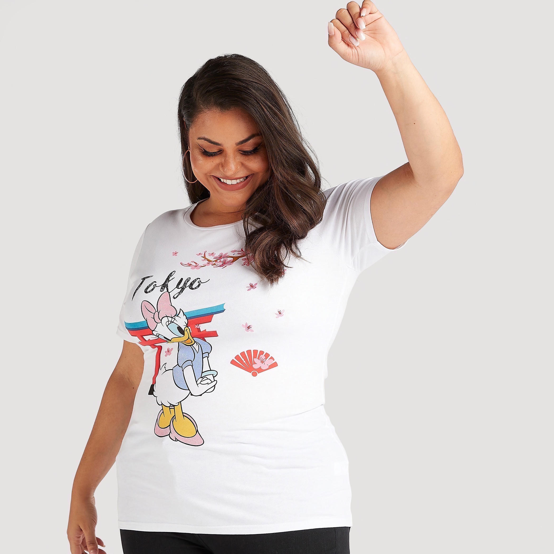 تيشيرت بياقة ضيّقة وأكمام قصيرة بطبعات ديسي دك-women-clothing-tshirts-image-5