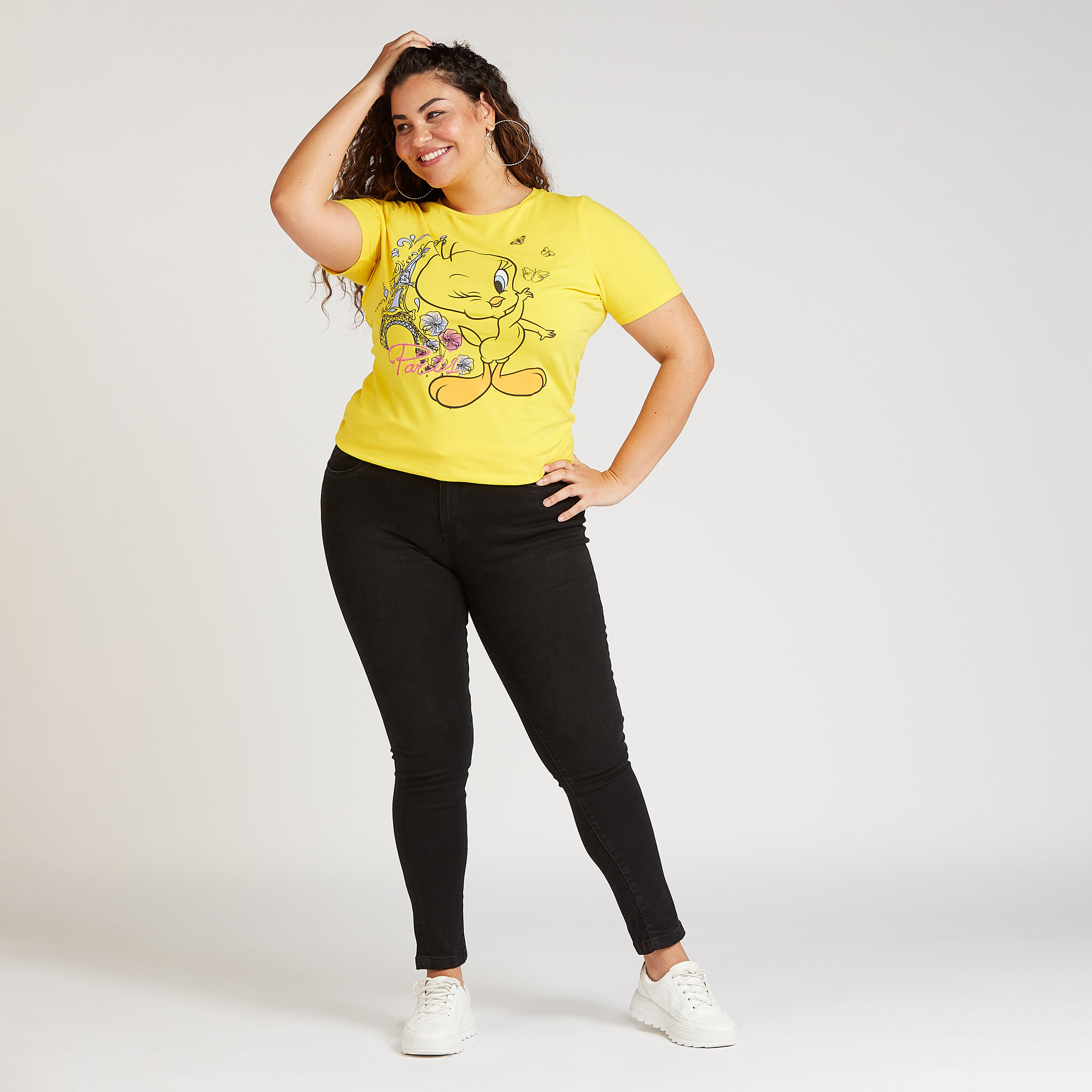 تيشيرت بياقة ضيّقة وأكمام قصيرة وطبعات تويتي-women-clothing-tshirts-image-2