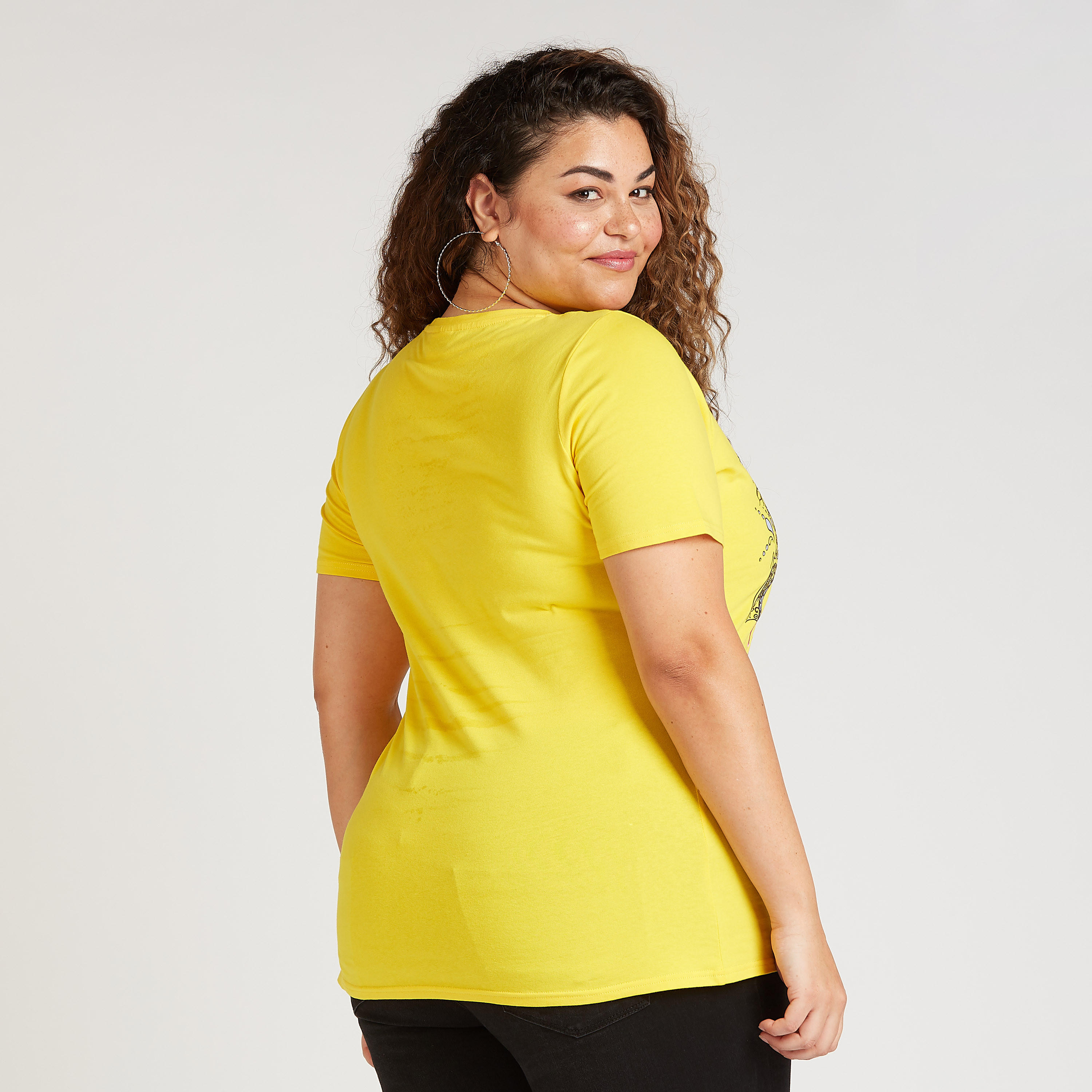 تيشيرت بياقة ضيّقة وأكمام قصيرة وطبعات تويتي-women-clothing-tshirts-image-4