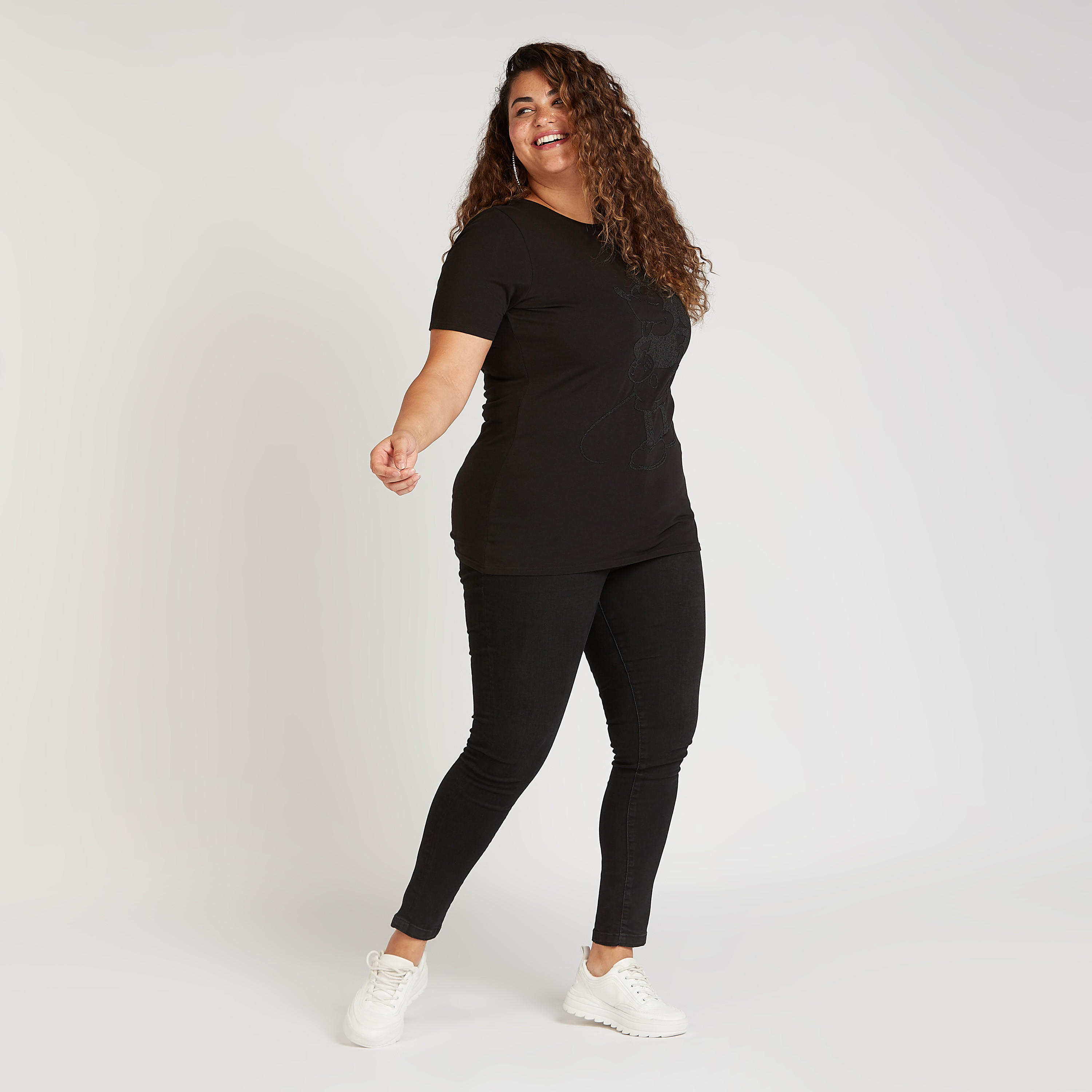 تيشيرت بياقة ضيّقة وأكمام قصيرة وطبعات ميكي ماوس-women-clothing-tshirts-image-2