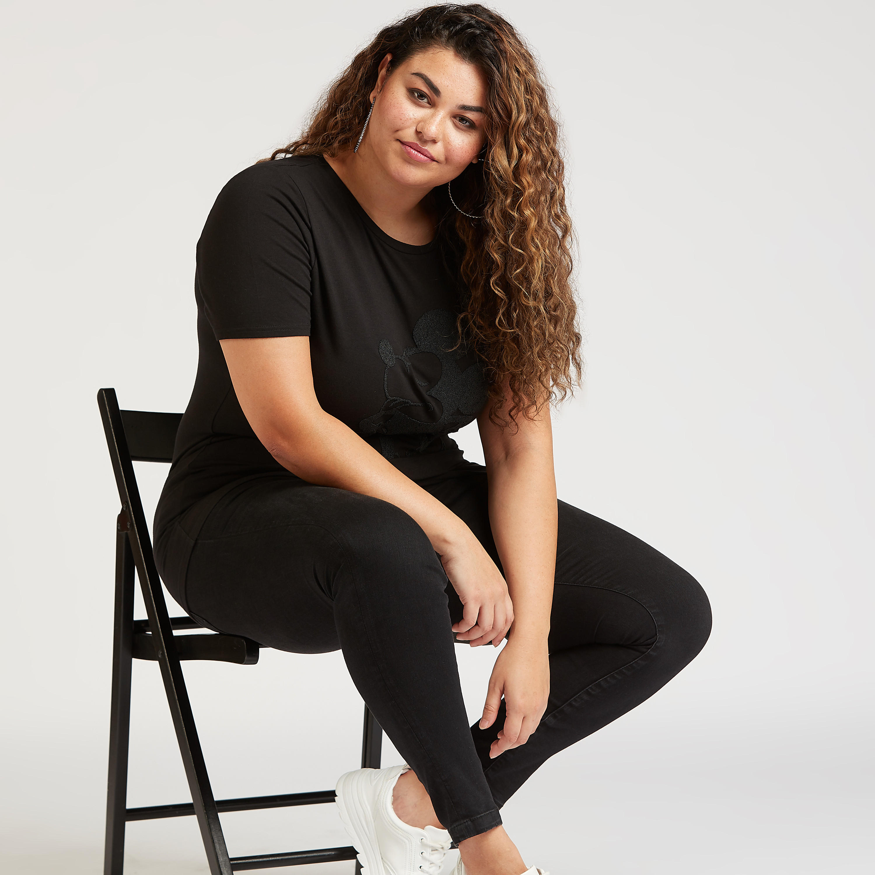 تيشيرت بياقة ضيّقة وأكمام قصيرة وطبعات ميكي ماوس-women-clothing-tshirts-image-3