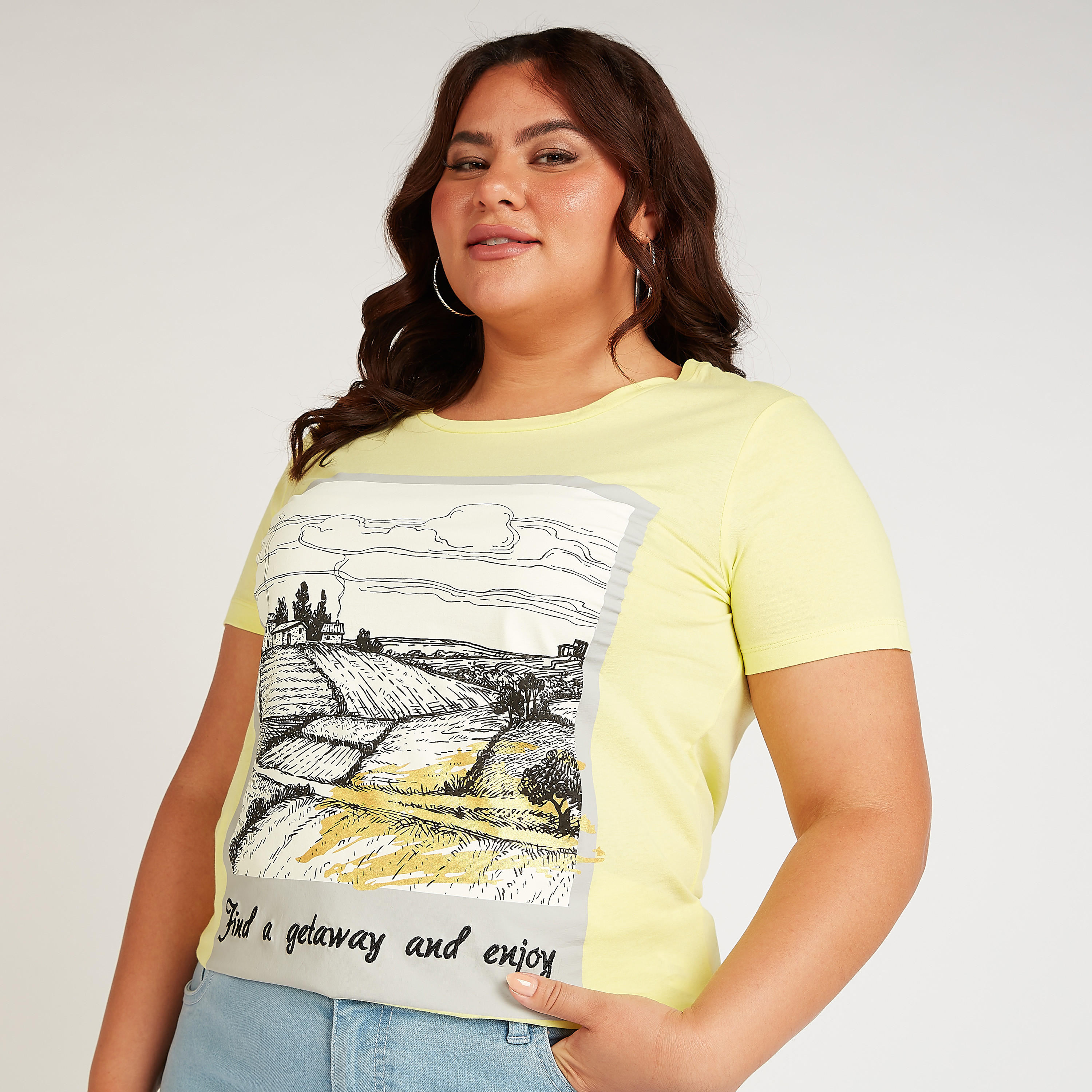 تيشيرت مستدام بياقة مستديرة وأكمام قصيرة وطبعات جرافيك-women-clothing-tshirts-image-1