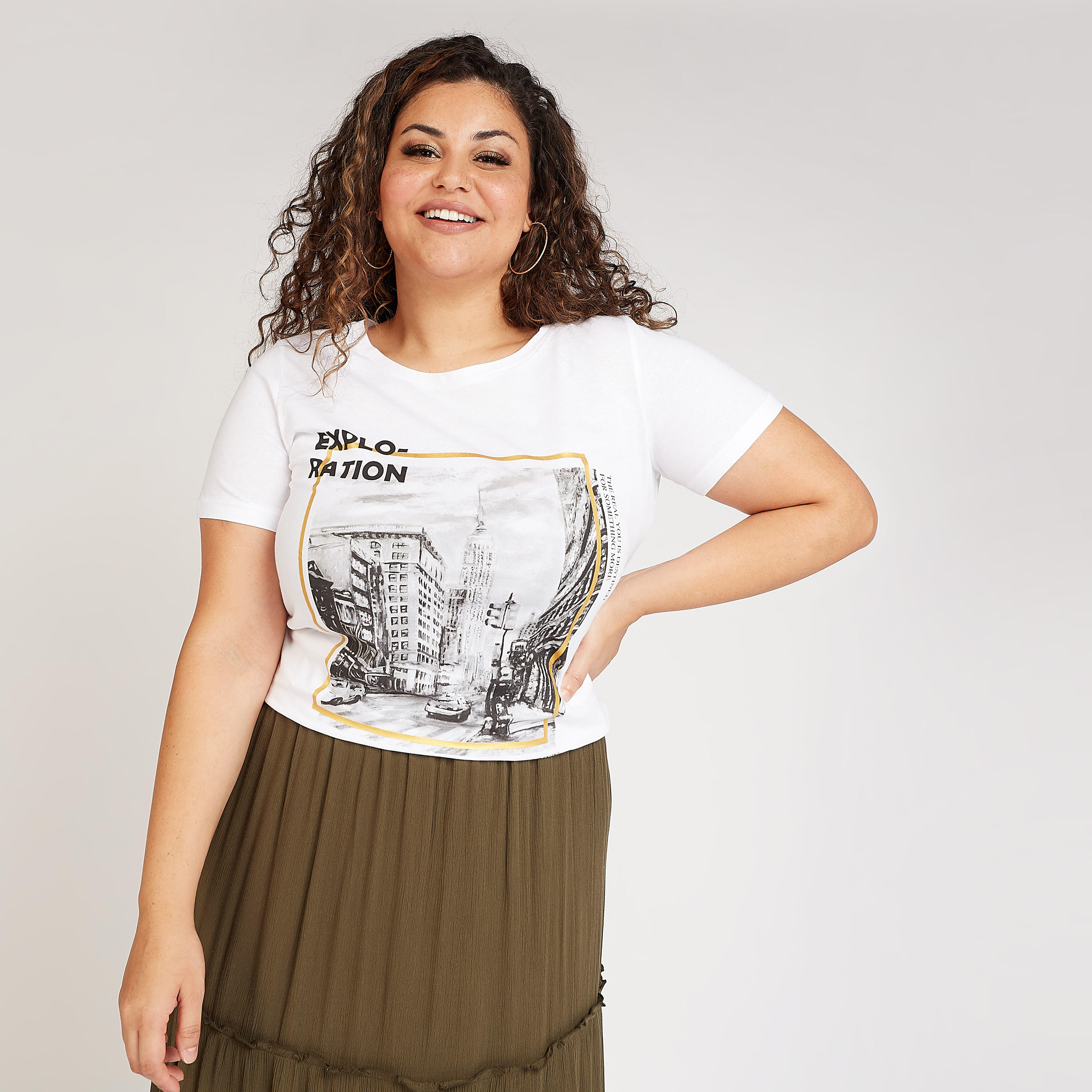 تيشيرت مستدام بياقة مستديرة وأكمام قصيرة وطبعات جرافيك-women-clothing-tshirts-image-1