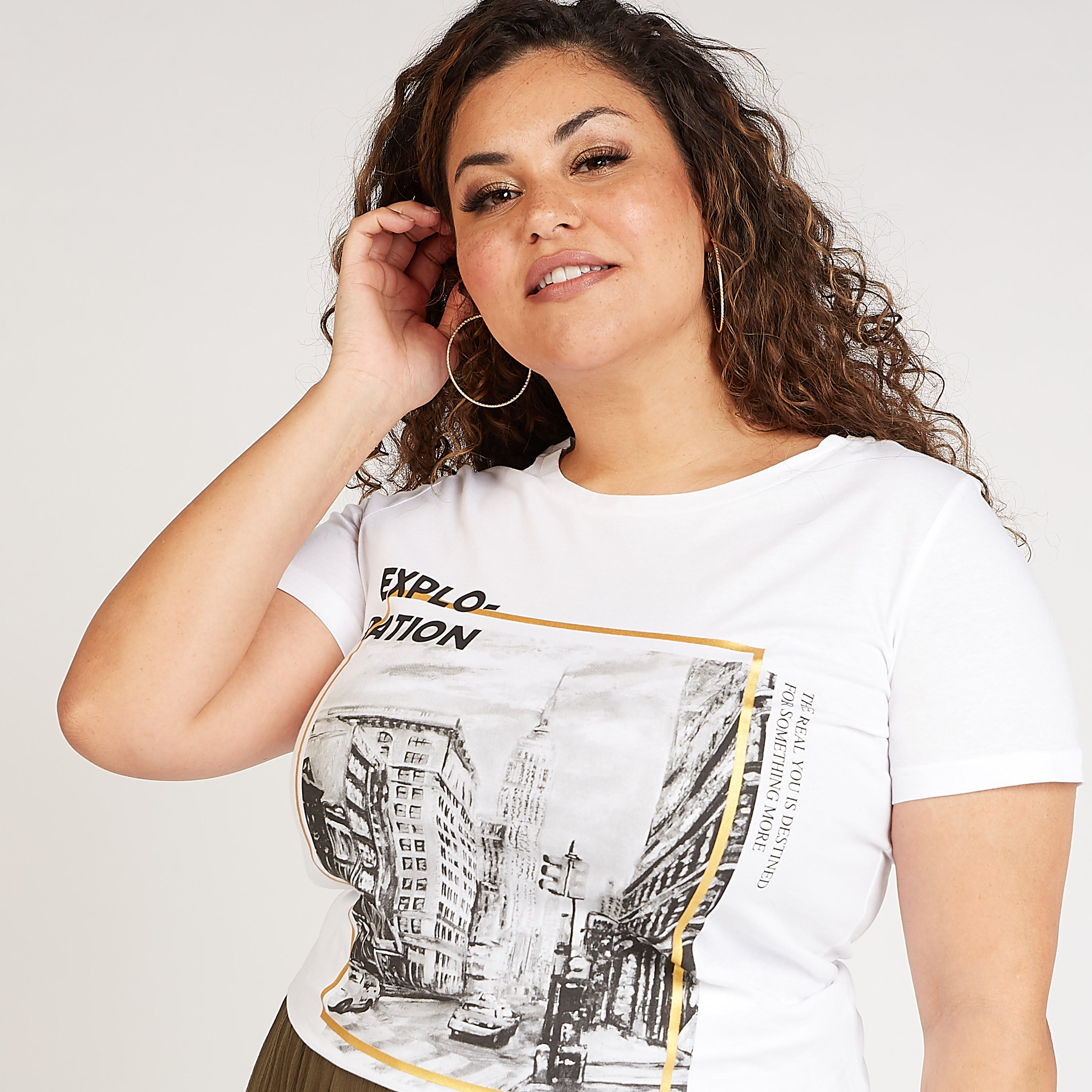 تيشيرت مستدام بياقة مستديرة وأكمام قصيرة وطبعات جرافيك-women-clothing-tshirts-image-3