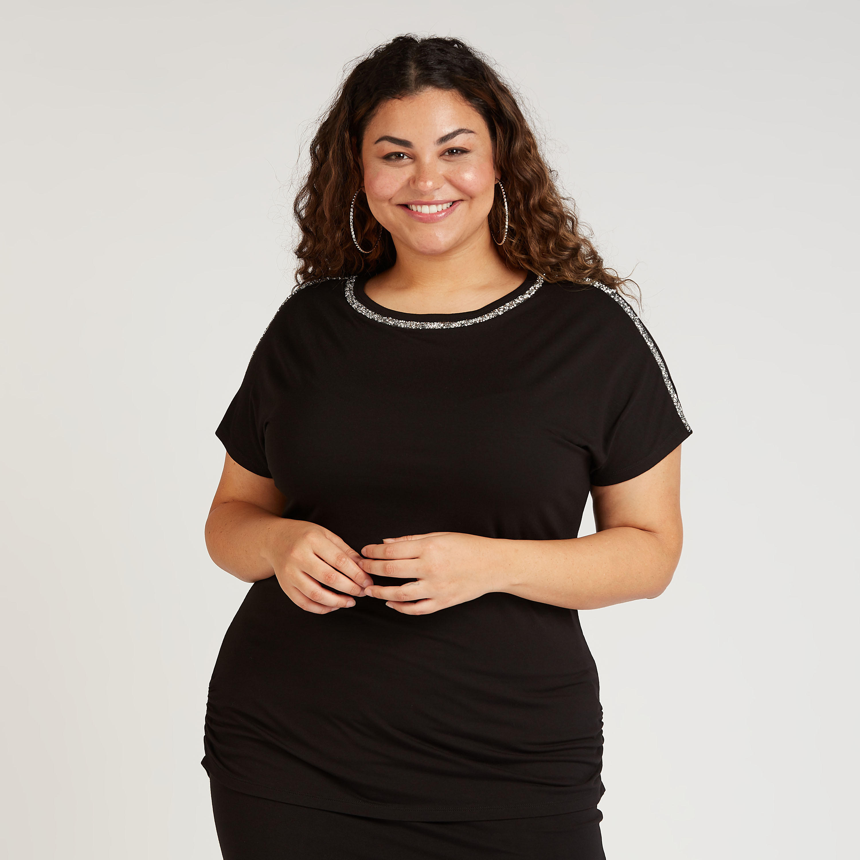 بلوزة مزيَّنة بياقة مستديرة وأكمام قصيرة-women-clothing-shirtsandblouses-blouses-image-1