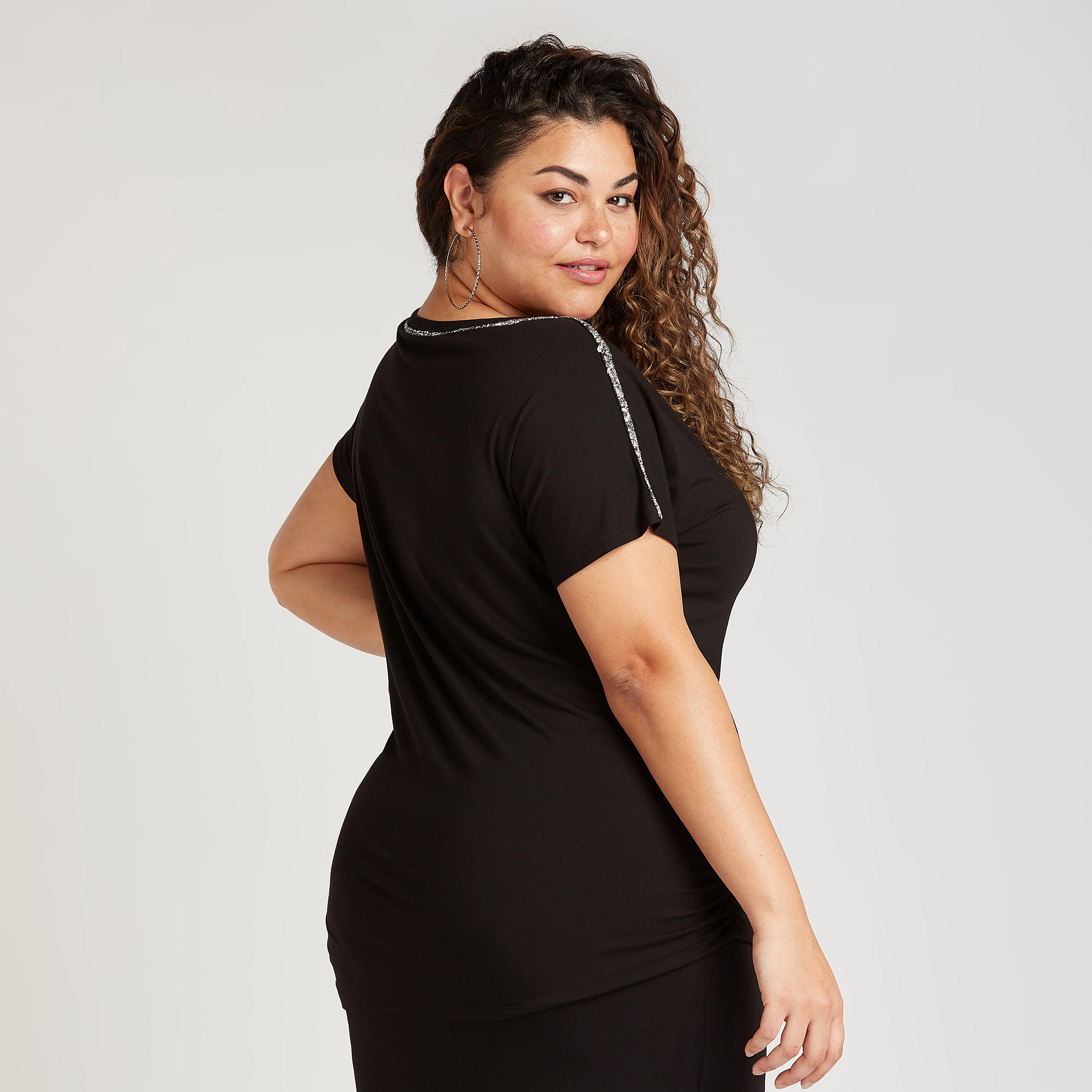 بلوزة مزيَّنة بياقة مستديرة وأكمام قصيرة-women-clothing-shirtsandblouses-blouses-image-4