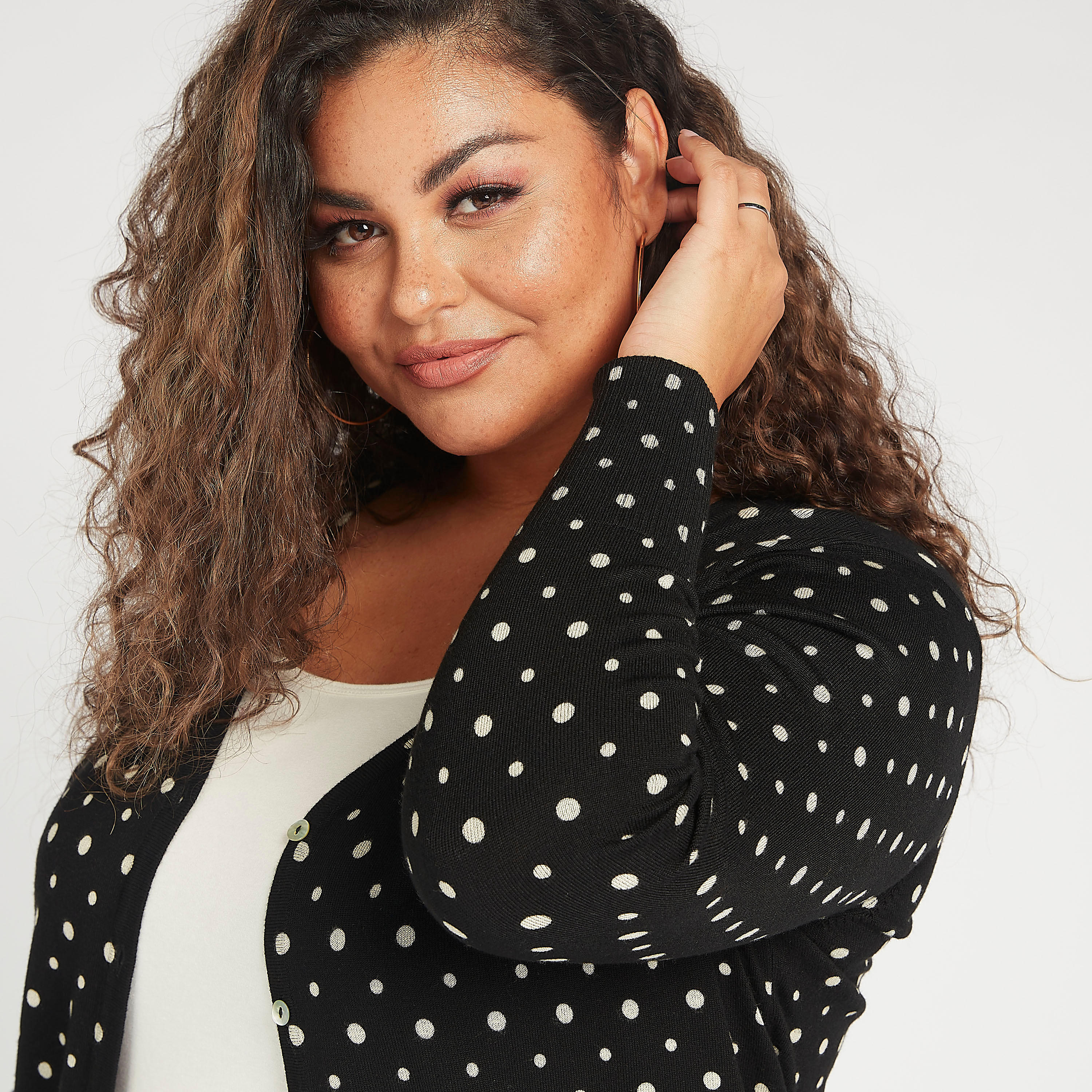 كارديجان منقّط بأكمام طويلة مع ياقة v-women-winterwear-cardigansandjumpers-cardigans-image-3