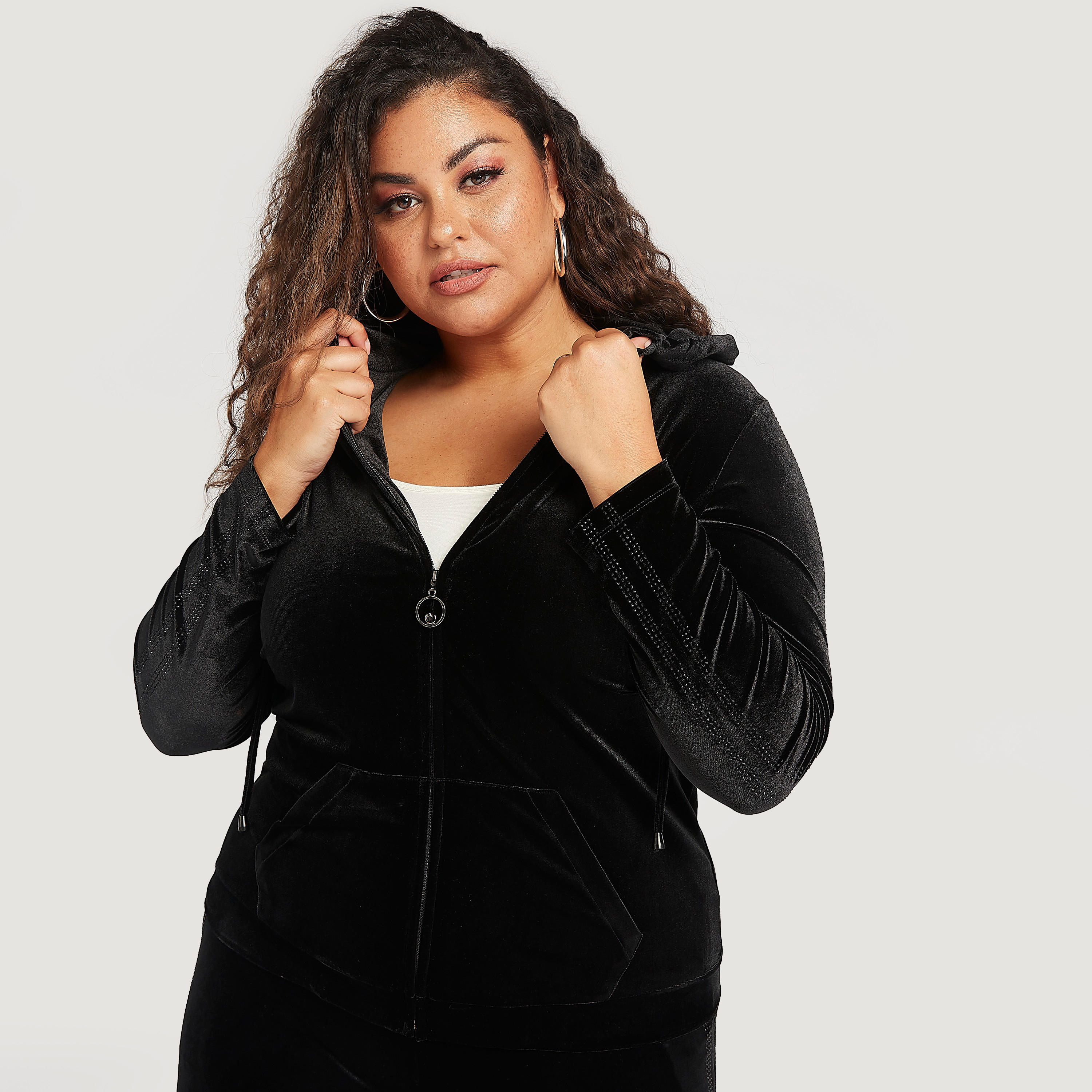 هودي بارز الملمس بسحّاب وتفاصيل شريطة وجيوب-women-winterwear-hoodiesandsweatshirts-sweatshirts-image-1