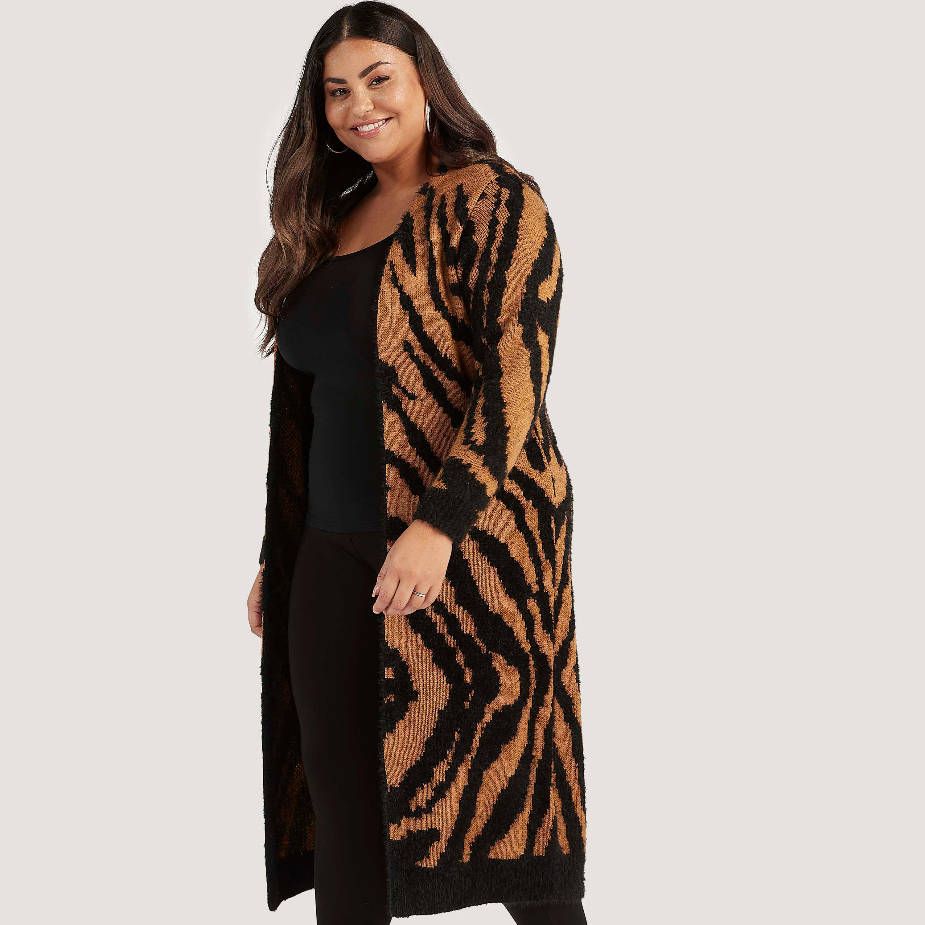 سترة طويلة بطبعات حيوانات وياقة منسدلة وأكمام طويلة-women-winterwear-cardigansandjumpers-cardigans-image-1