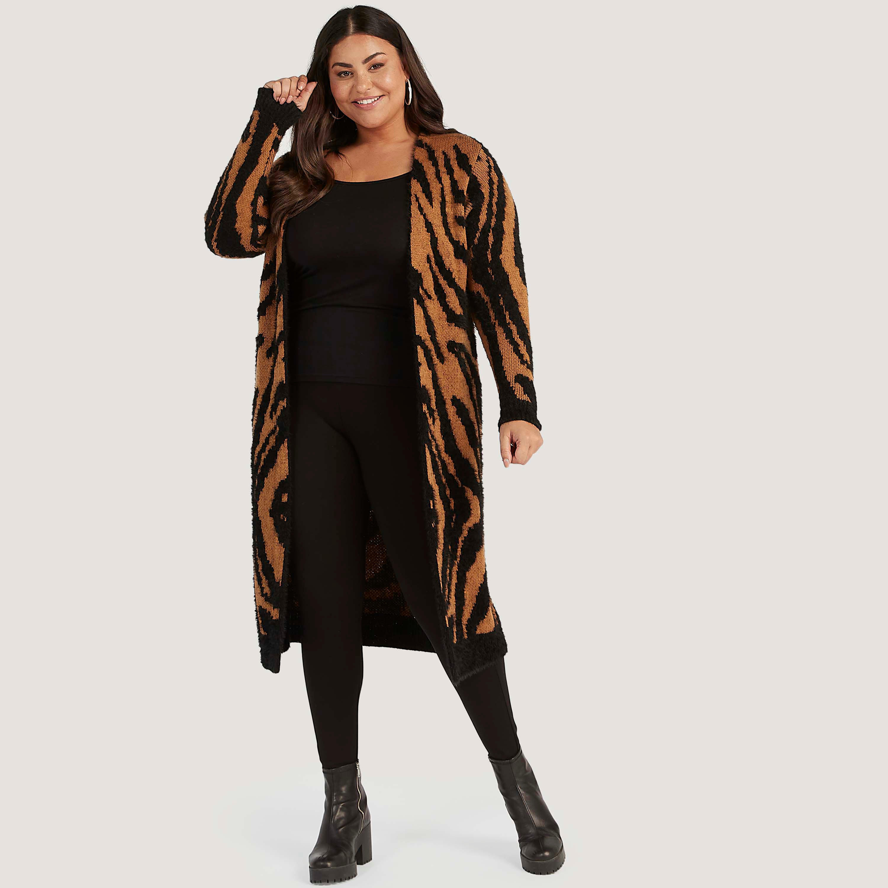 سترة طويلة بطبعات حيوانات وياقة منسدلة وأكمام طويلة-women-winterwear-cardigansandjumpers-cardigans-image-2