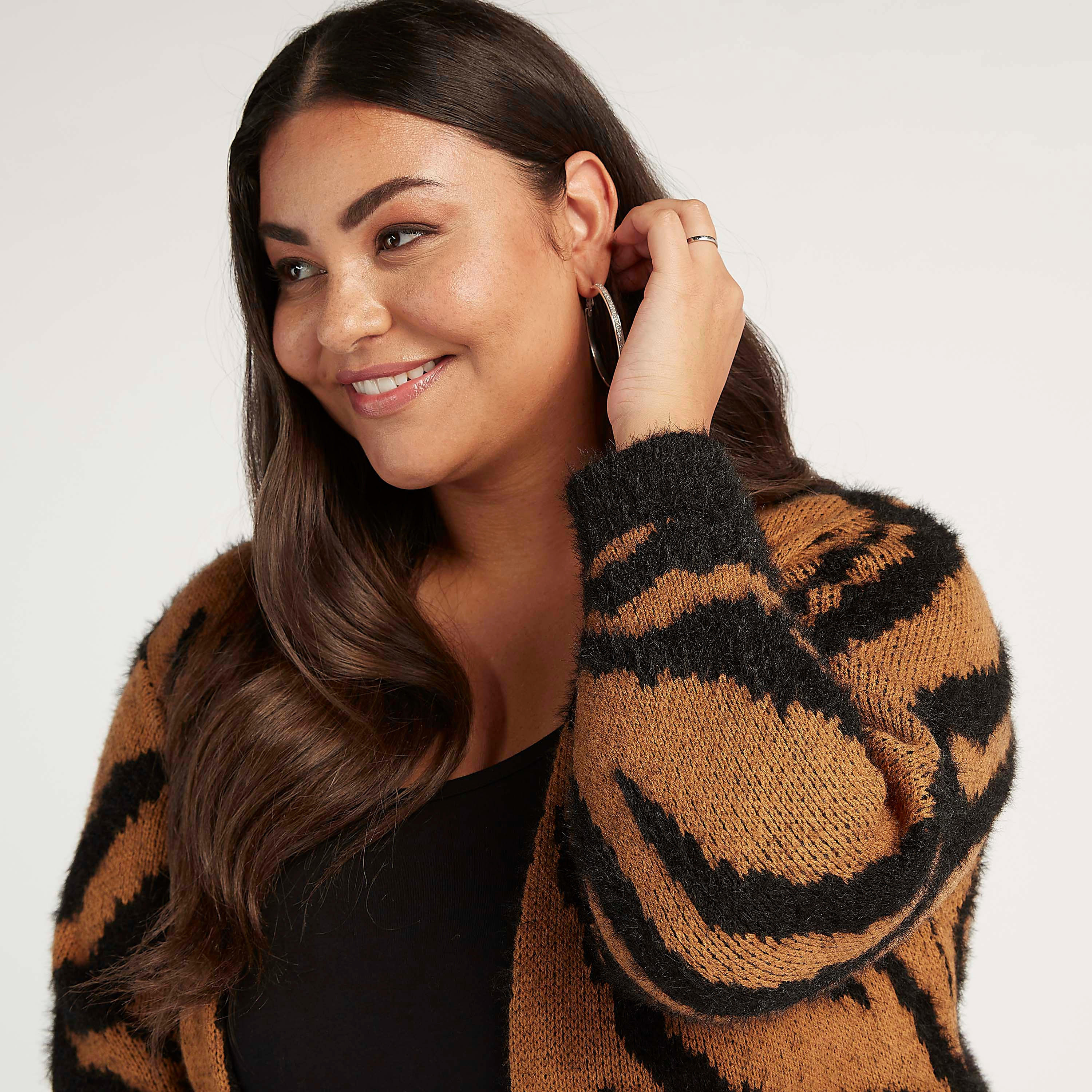 سترة طويلة بطبعات حيوانات وياقة منسدلة وأكمام طويلة-women-winterwear-cardigansandjumpers-cardigans-image-3