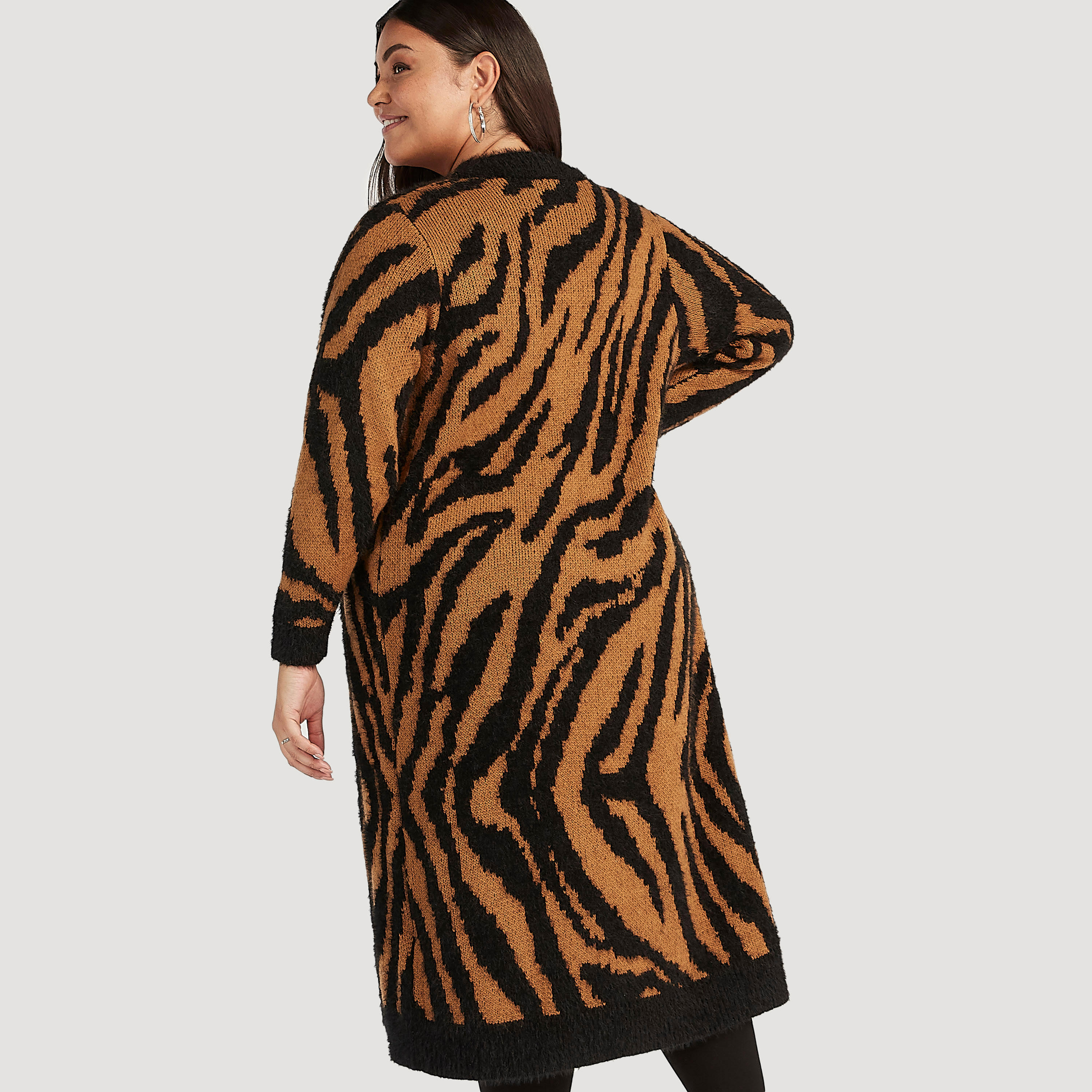 سترة طويلة بطبعات حيوانات وياقة منسدلة وأكمام طويلة-women-winterwear-cardigansandjumpers-cardigans-image-4