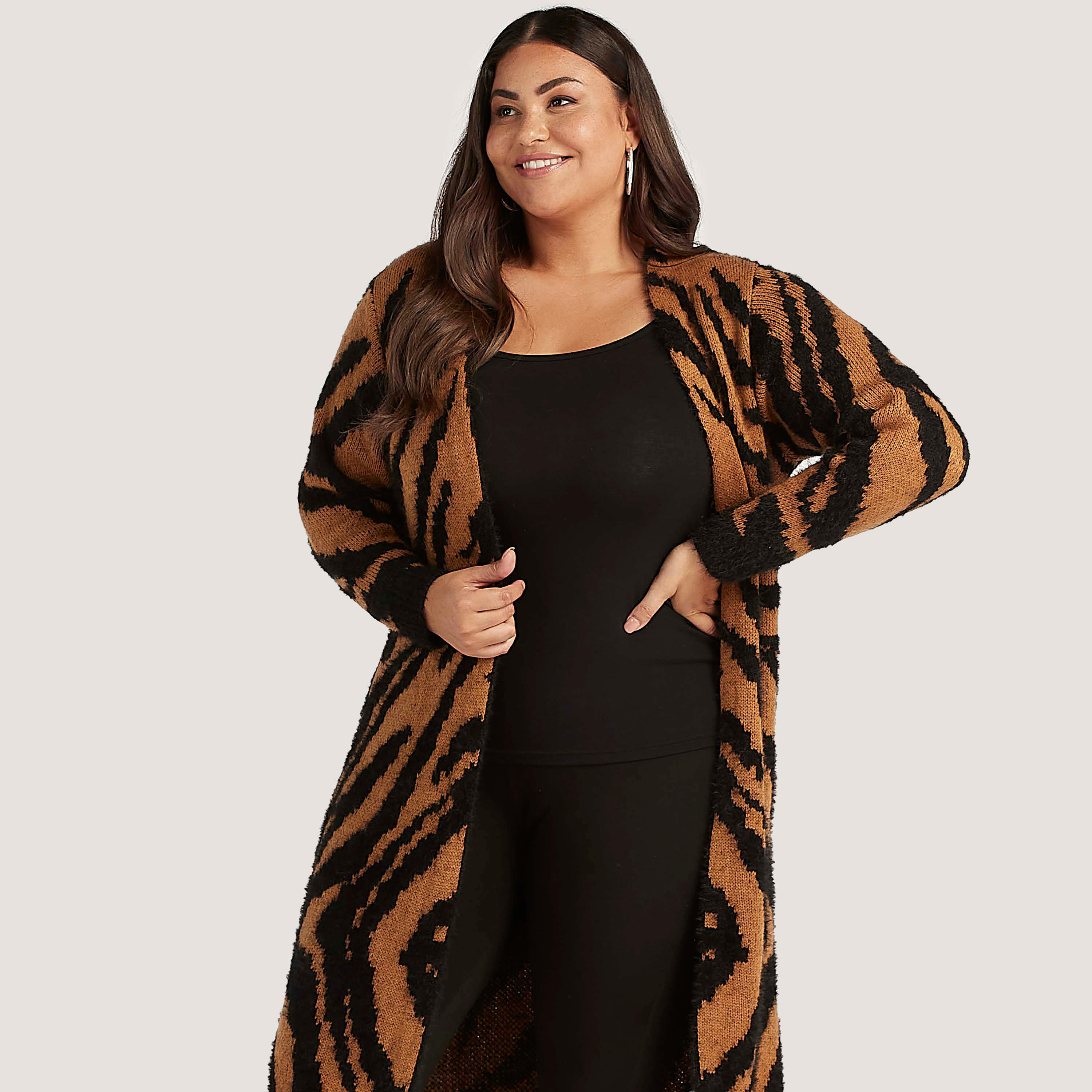 سترة طويلة بطبعات حيوانات وياقة منسدلة وأكمام طويلة-women-winterwear-cardigansandjumpers-cardigans-image-5