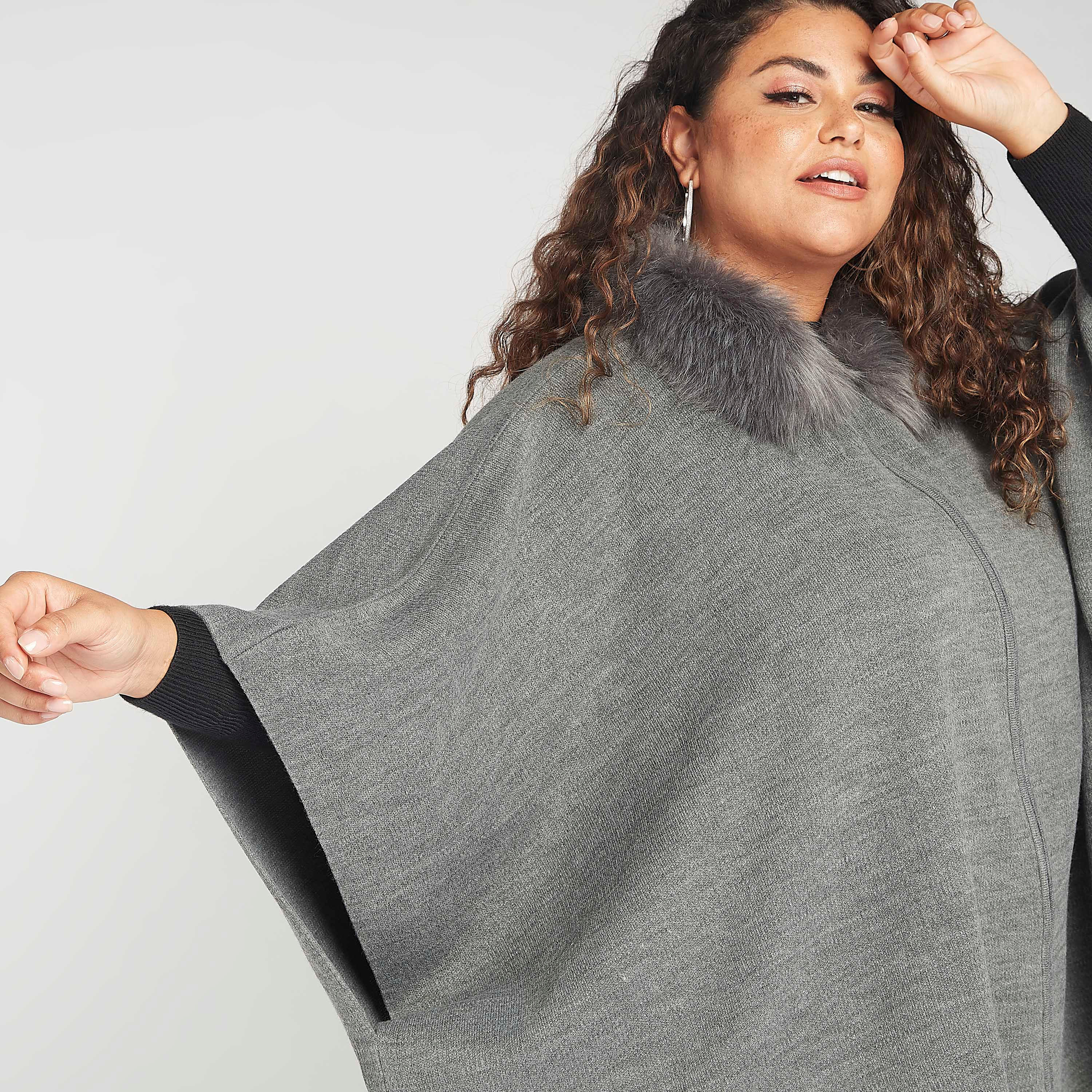 سترة بونشو بارزة الملمس بسحّاب مع ياقة فرو-women-winterwear-cardigansandjumpers-cardigans-image-1