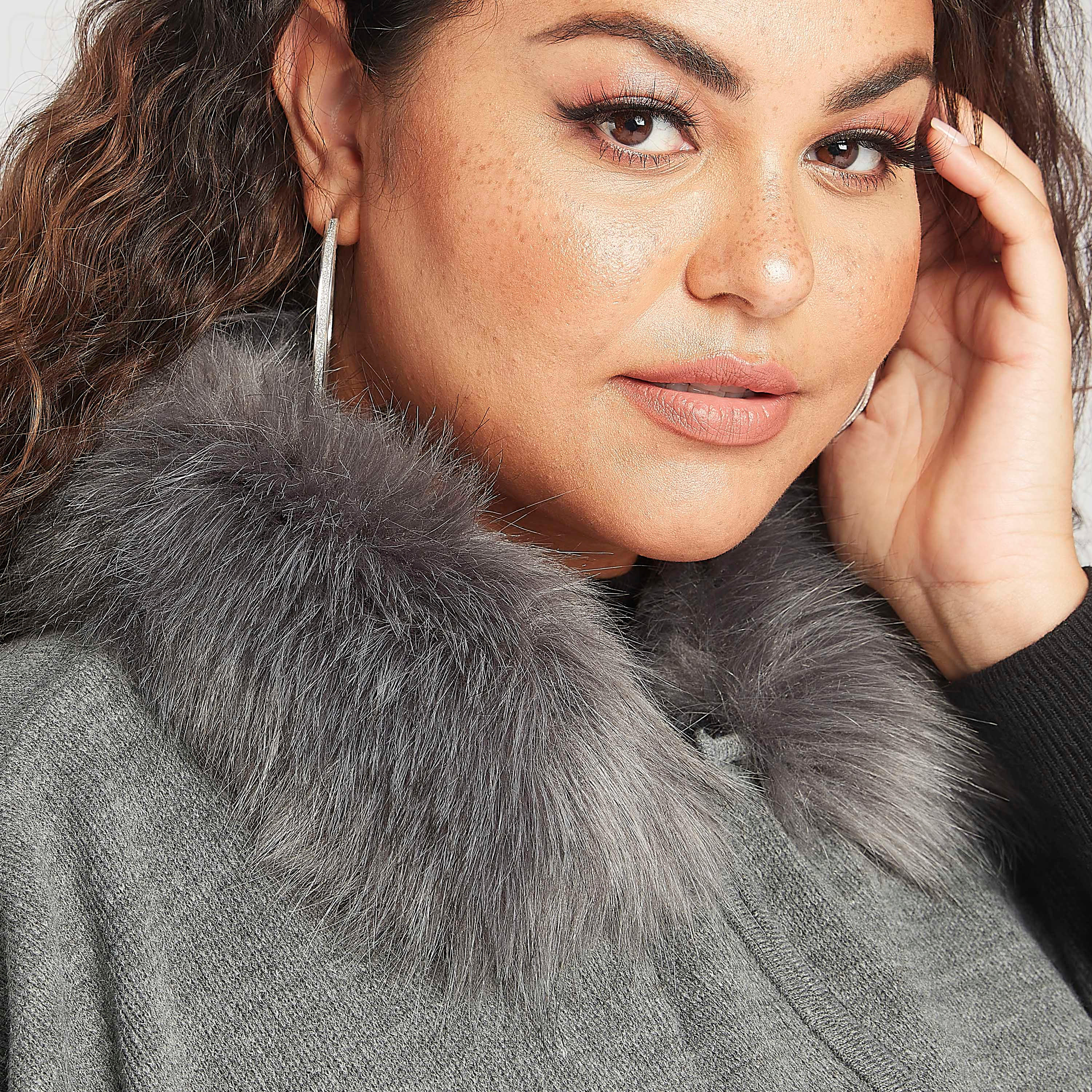 سترة بونشو بارزة الملمس بسحّاب مع ياقة فرو-women-winterwear-cardigansandjumpers-cardigans-image-3