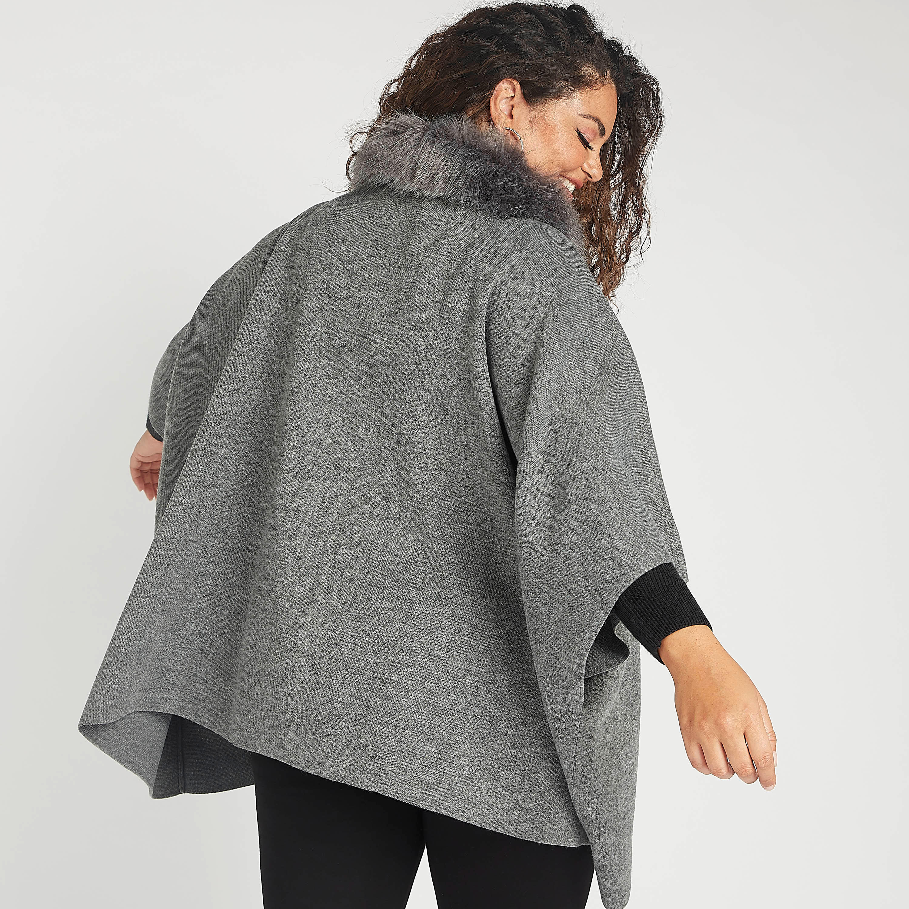 سترة بونشو بارزة الملمس بسحّاب مع ياقة فرو-women-winterwear-cardigansandjumpers-cardigans-image-5