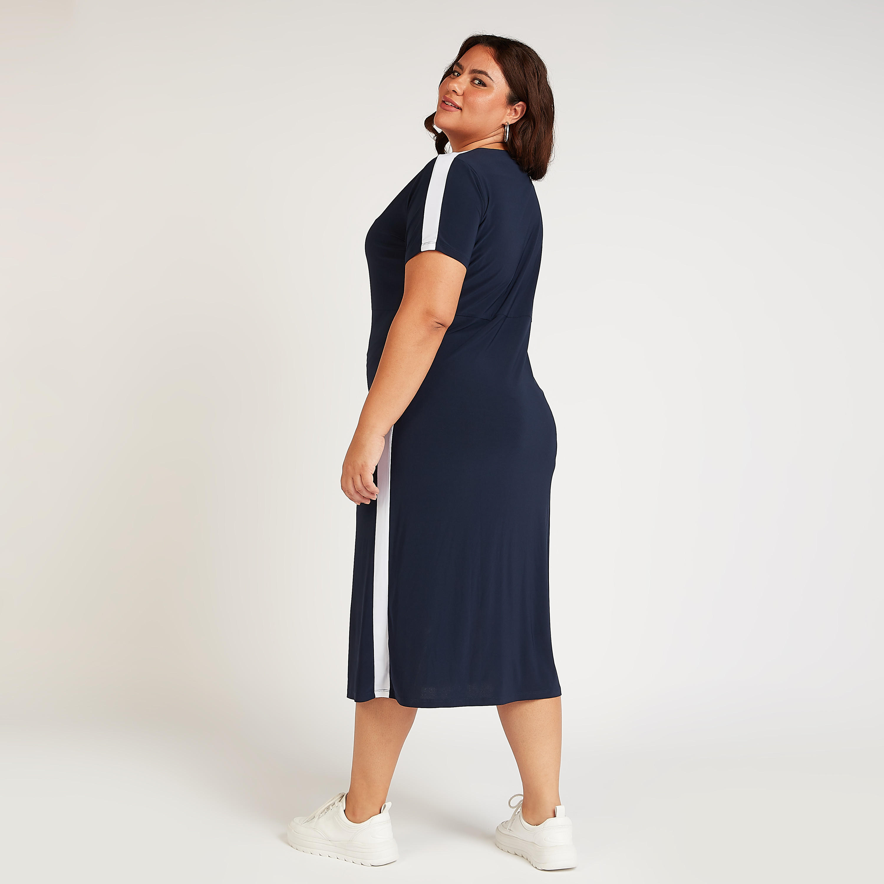 فستان ميدي واسع سادة بأكمام قصيرة وتفاصيل شريطة-women-clothing-dresses-image-2