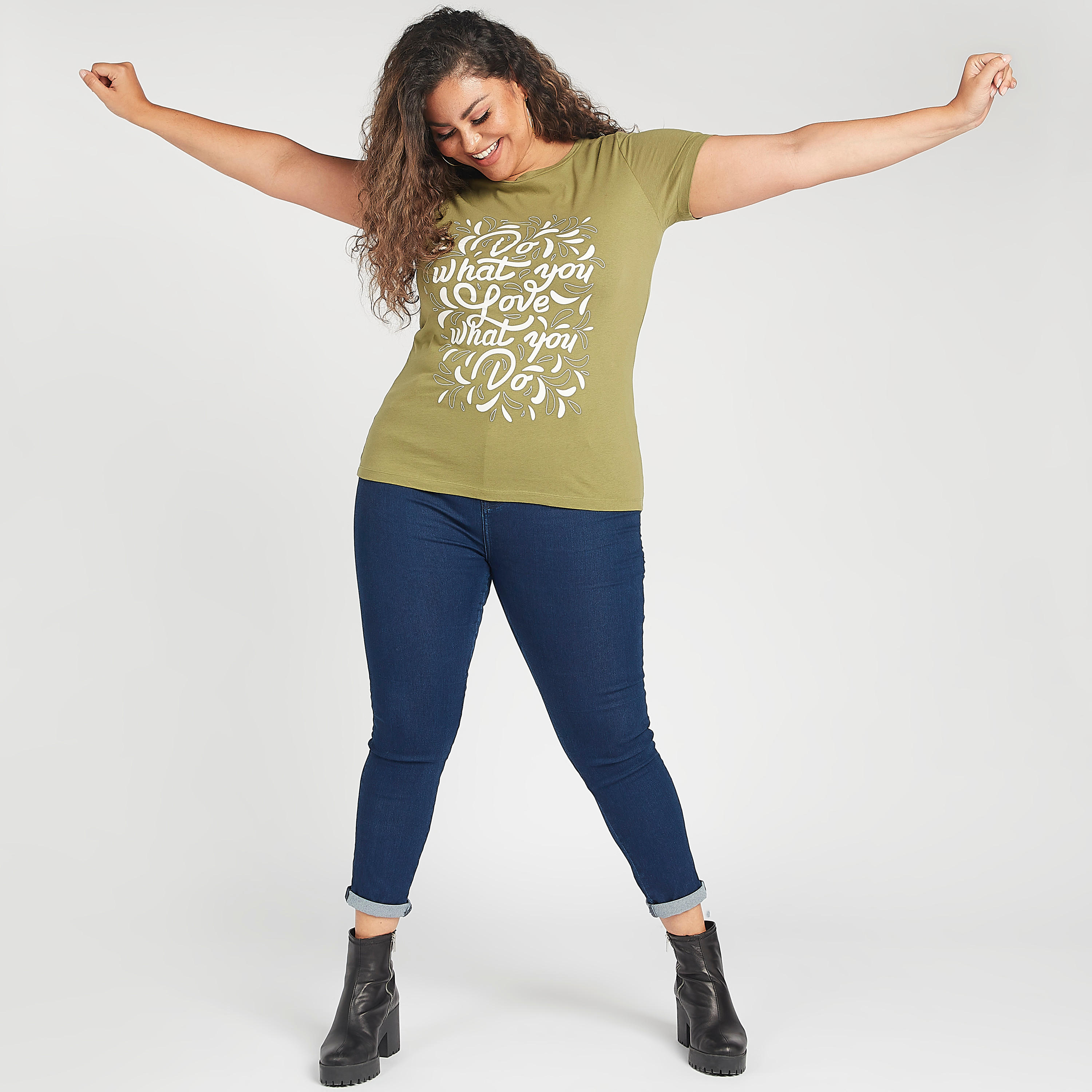 تيشيرت مستدام بياقة مستديرة وأكمام قصيرة وطبعات-women-clothing-tshirts-image-4