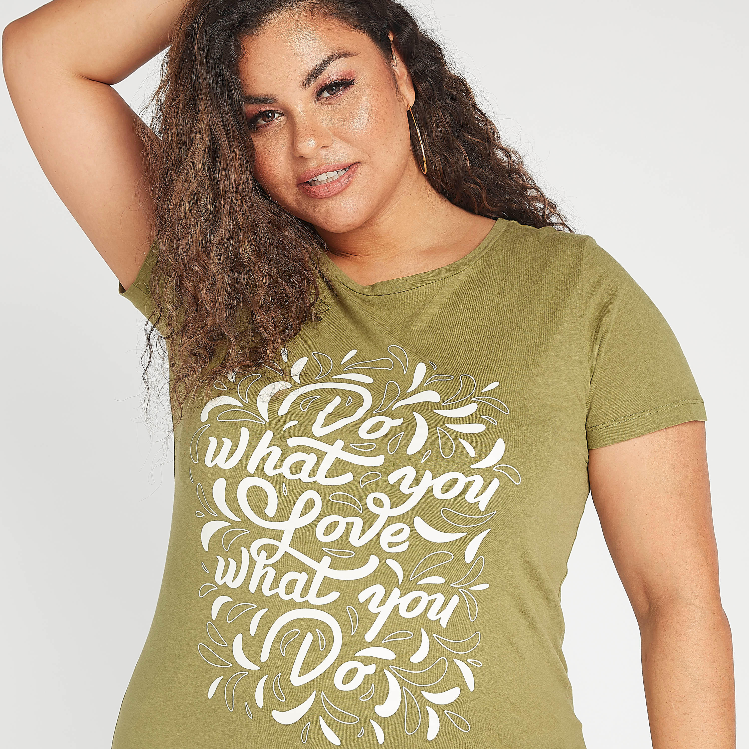 تيشيرت مستدام بياقة مستديرة وأكمام قصيرة وطبعات-women-clothing-tshirts-image-3