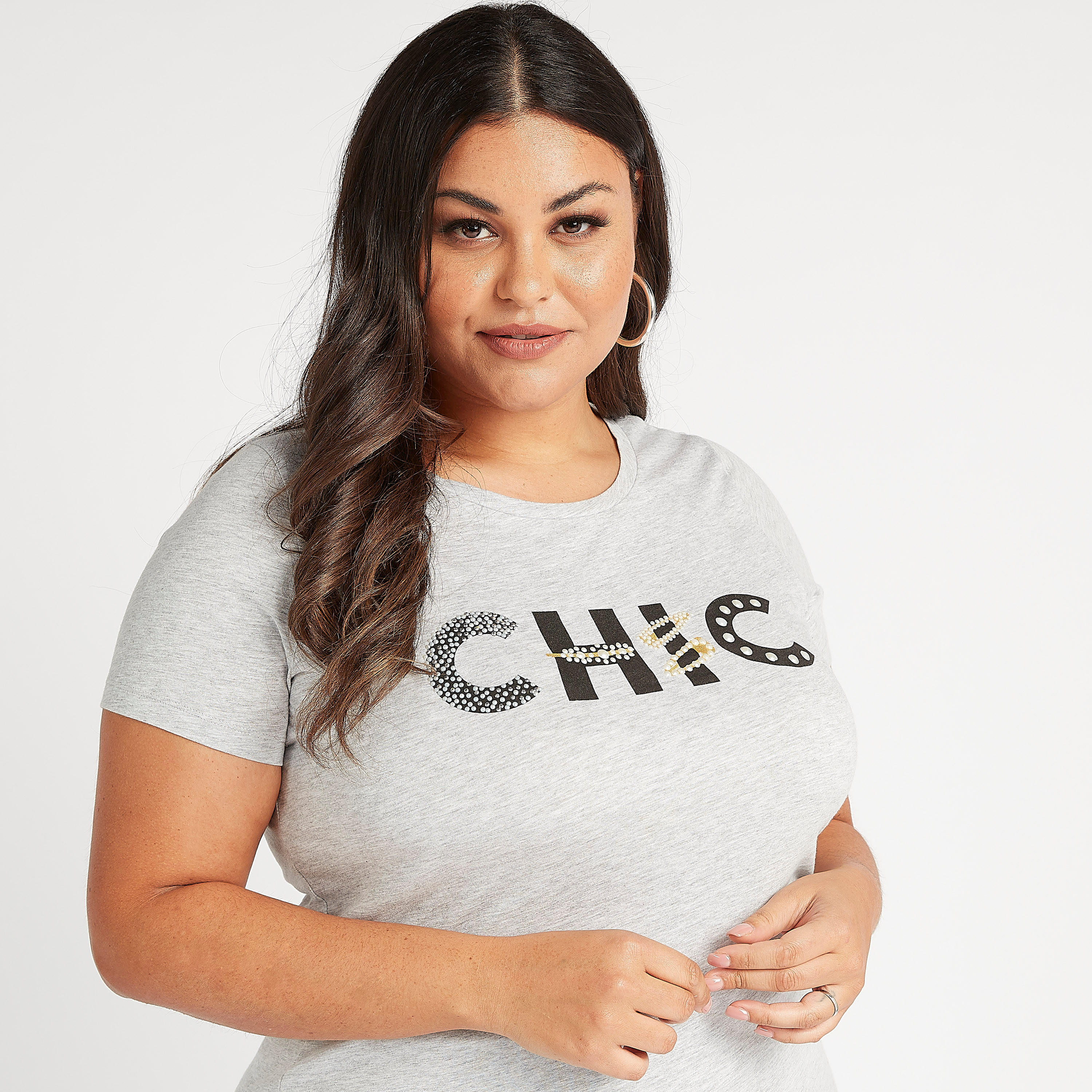 تيشيرت مستدام بطبعات شعار وياقة مستديرة وأكمام قصيرة-women-clothing-tshirts-image-1