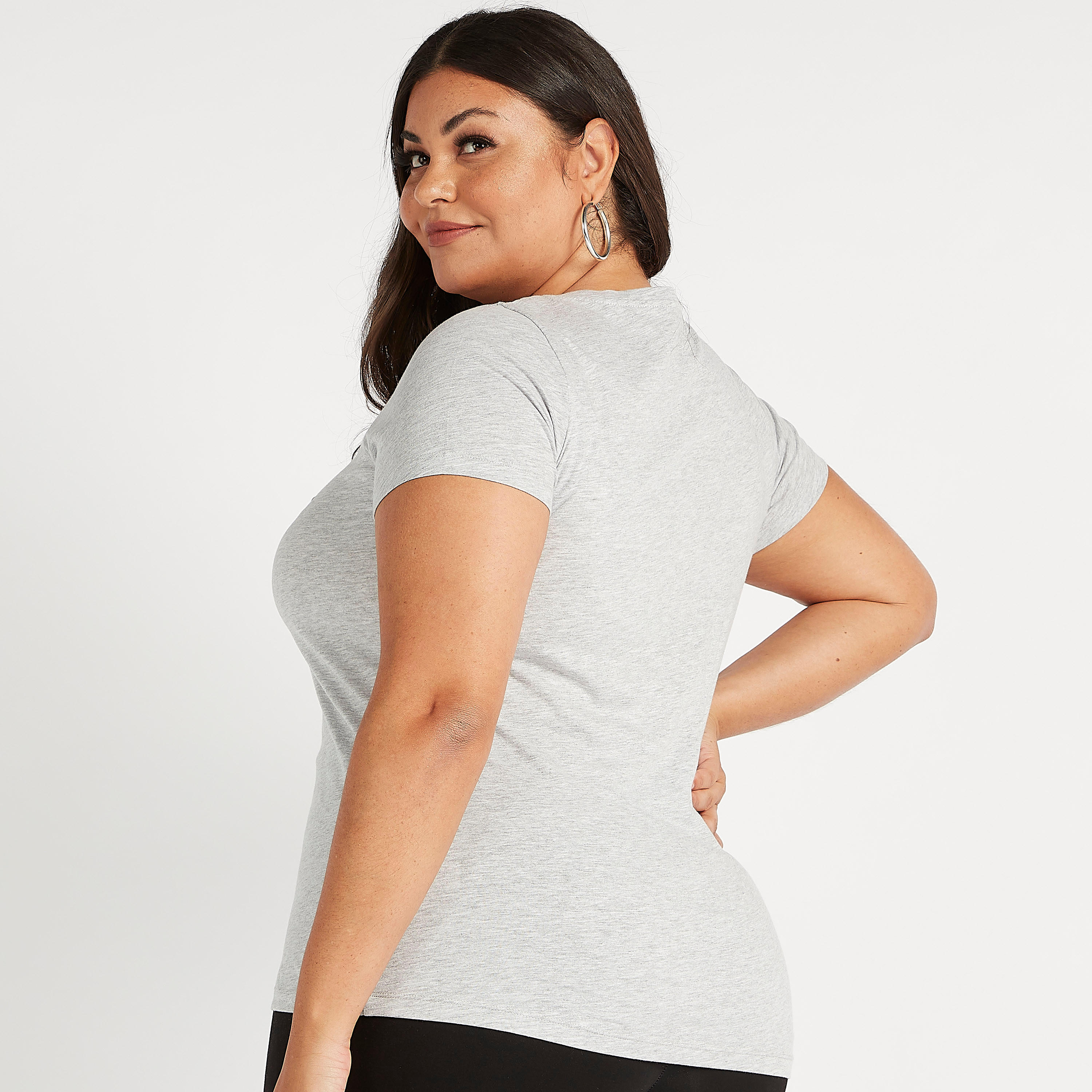 تيشيرت مستدام بطبعات شعار وياقة مستديرة وأكمام قصيرة-women-clothing-tshirts-image-4