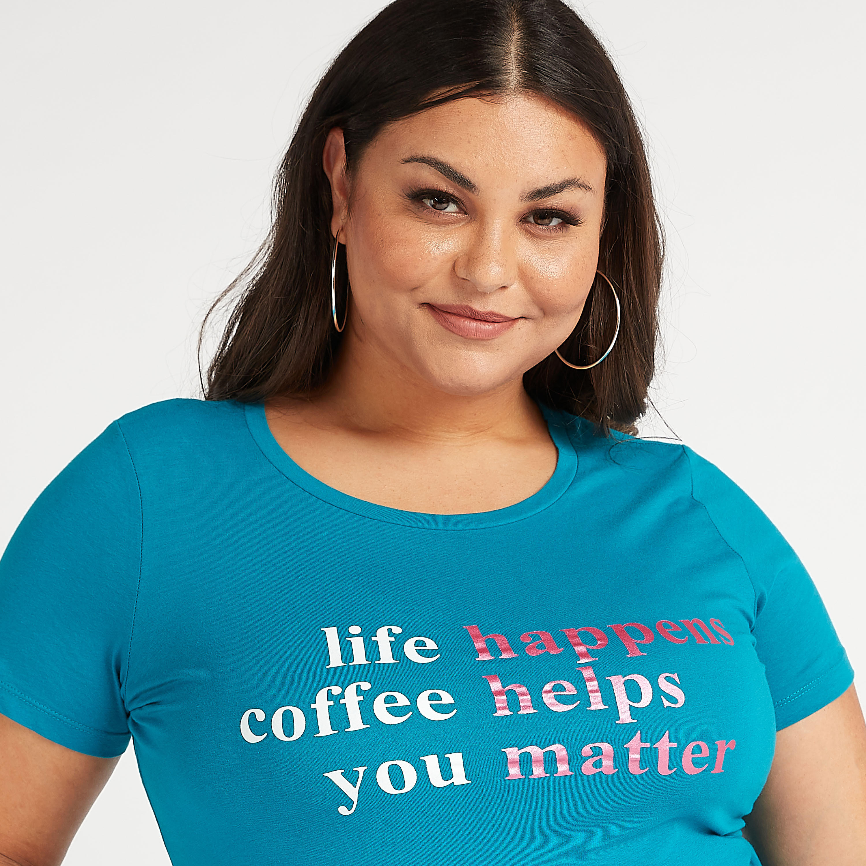 تيشيرت مستدام بياقة ضيّقة وأكمام قصيرة وطبعات شعار-women-clothing-tshirts-image-1