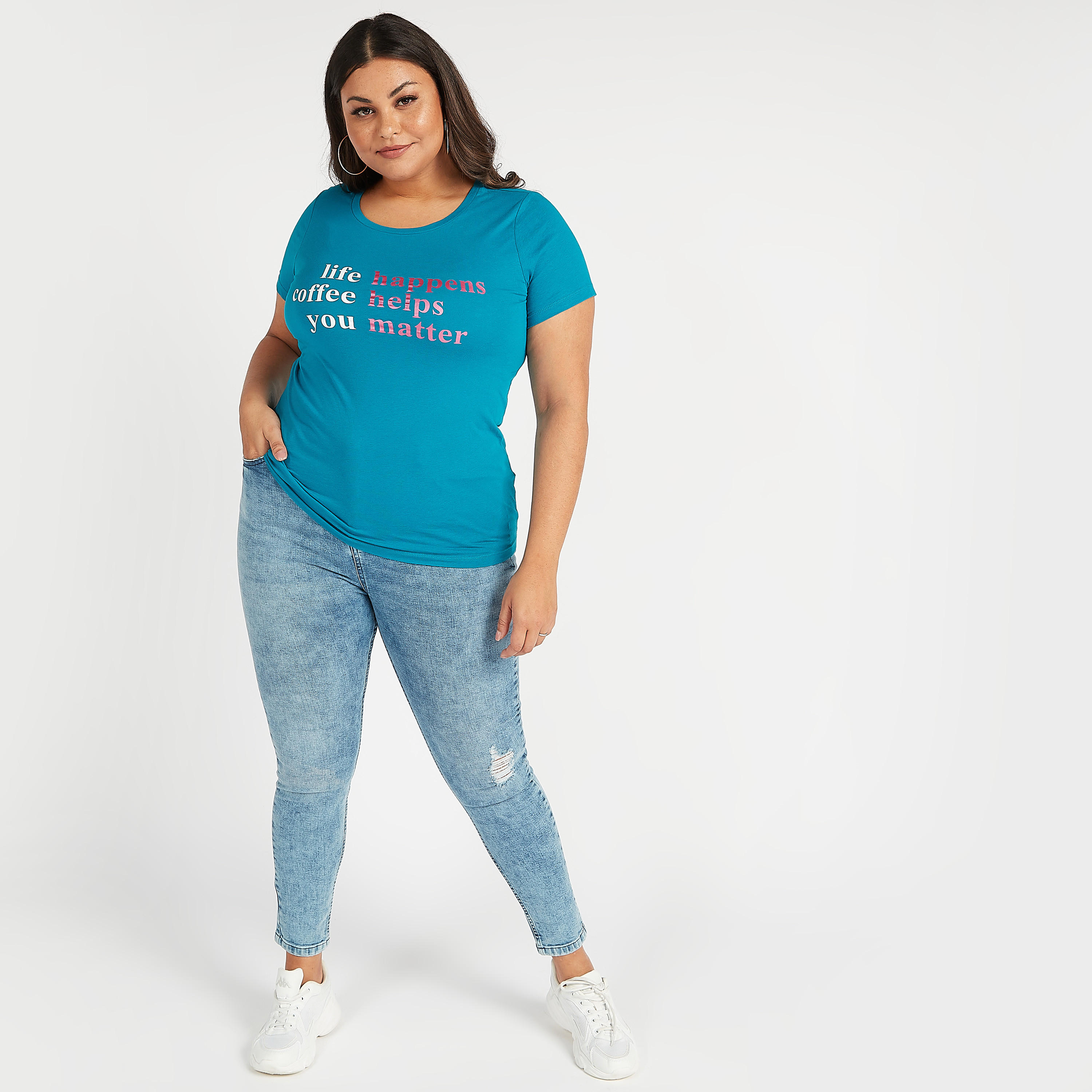 تيشيرت مستدام بياقة ضيّقة وأكمام قصيرة وطبعات شعار-women-clothing-tshirts-image-2