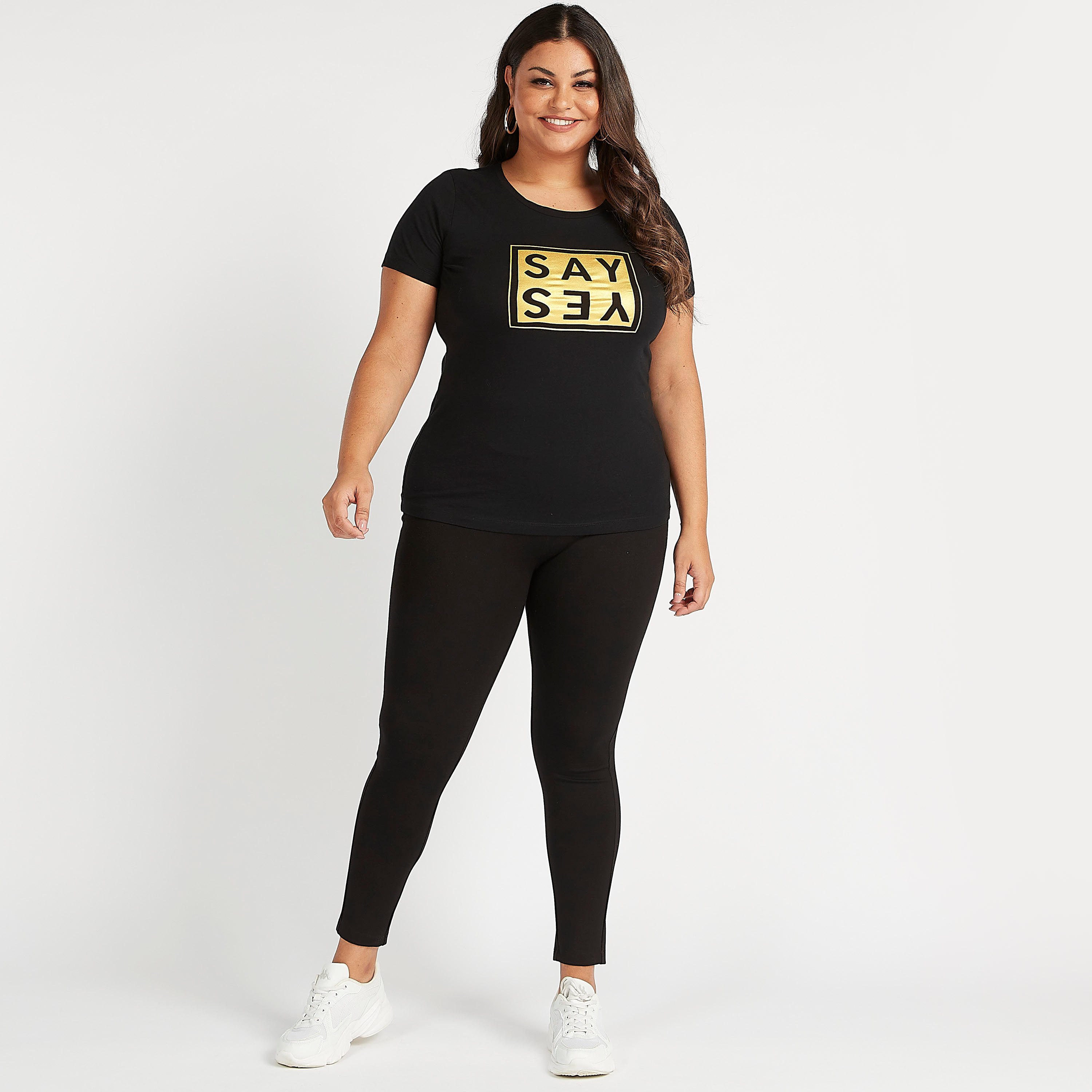 تيشيرت مستدام بياقة ضيّقة وأكمام قصيرة وطبعات شعار-women-clothing-tshirts-image-2