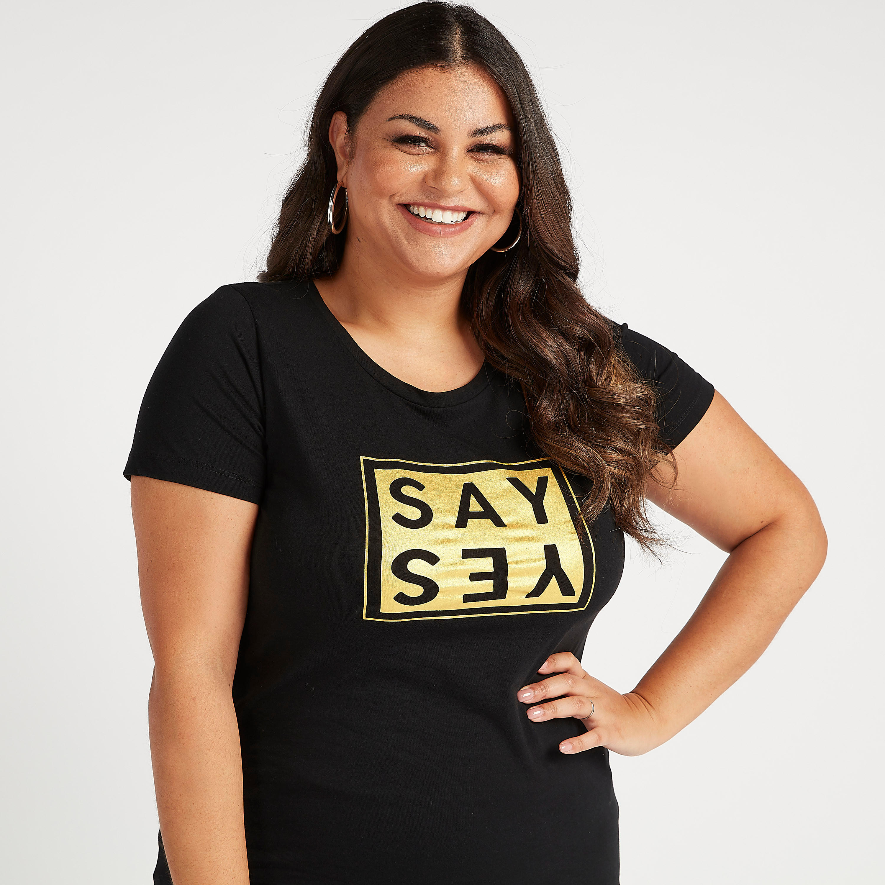 تيشيرت مستدام بياقة ضيّقة وأكمام قصيرة وطبعات شعار-women-clothing-tshirts-image-3