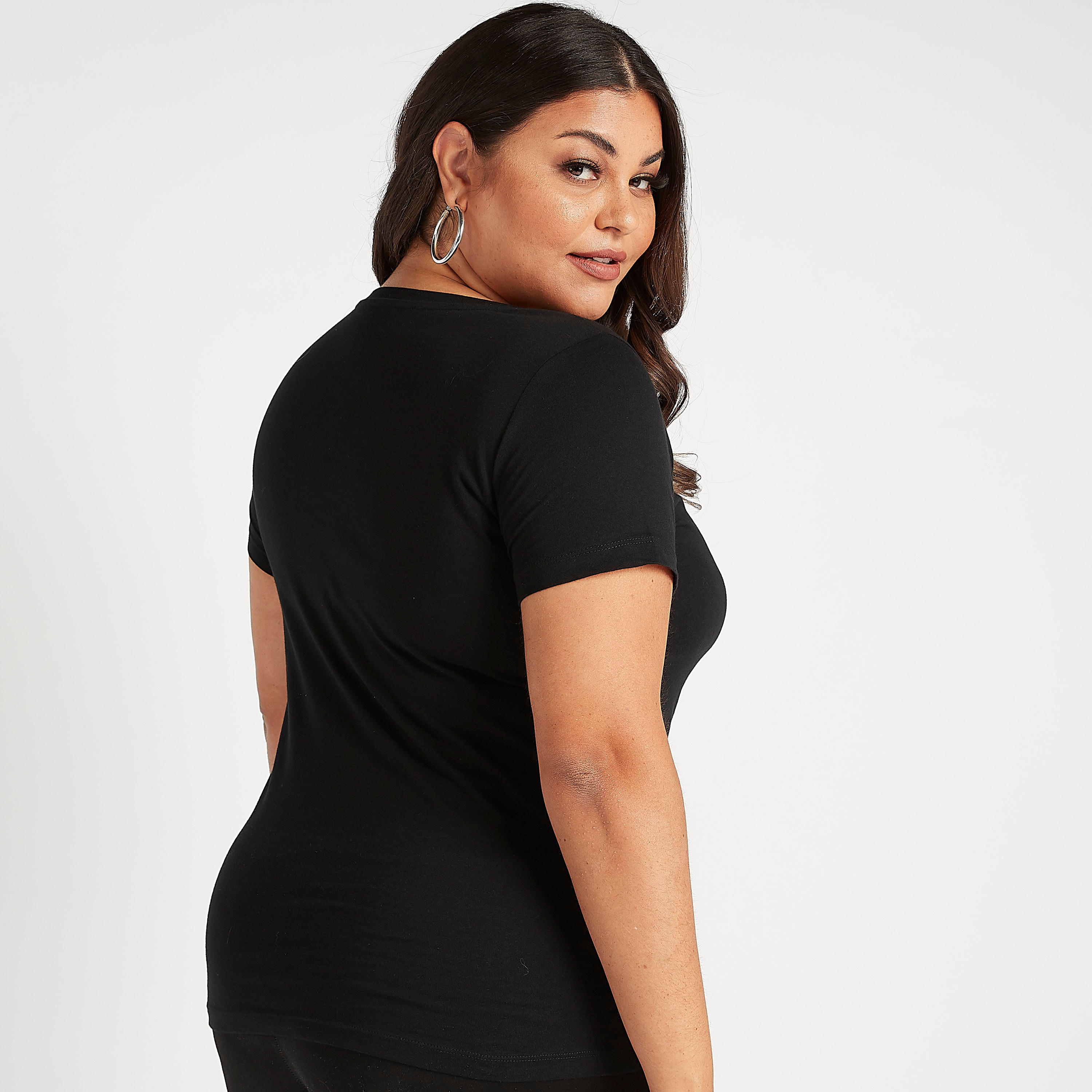 تيشيرت مستدام بياقة ضيّقة وأكمام قصيرة وطبعات شعار-women-clothing-tshirts-image-4