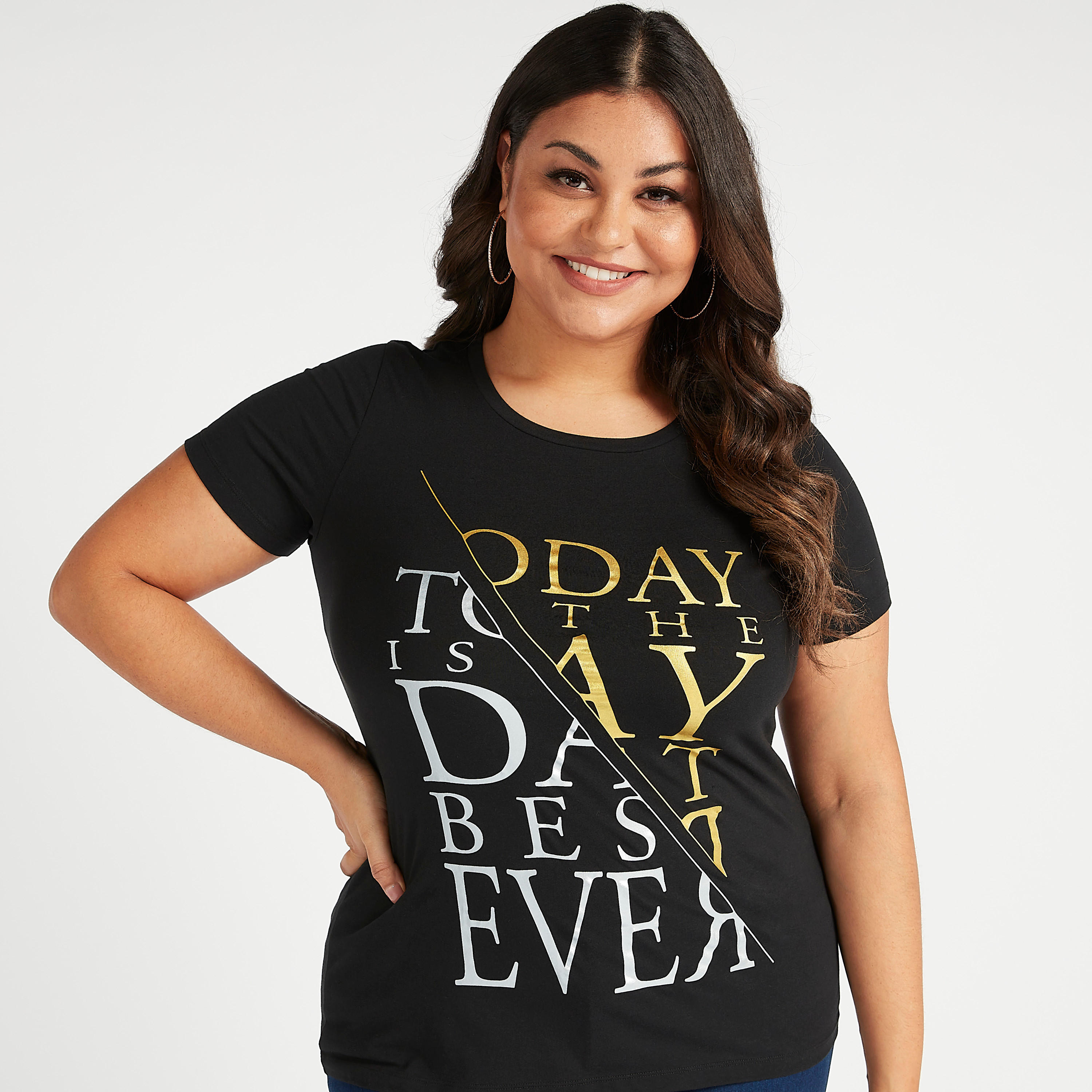 تيشيرت مستدام بياقة مستديرة وأكمام قصيرة وطبعات شعار-women-clothing-tshirts-image-1