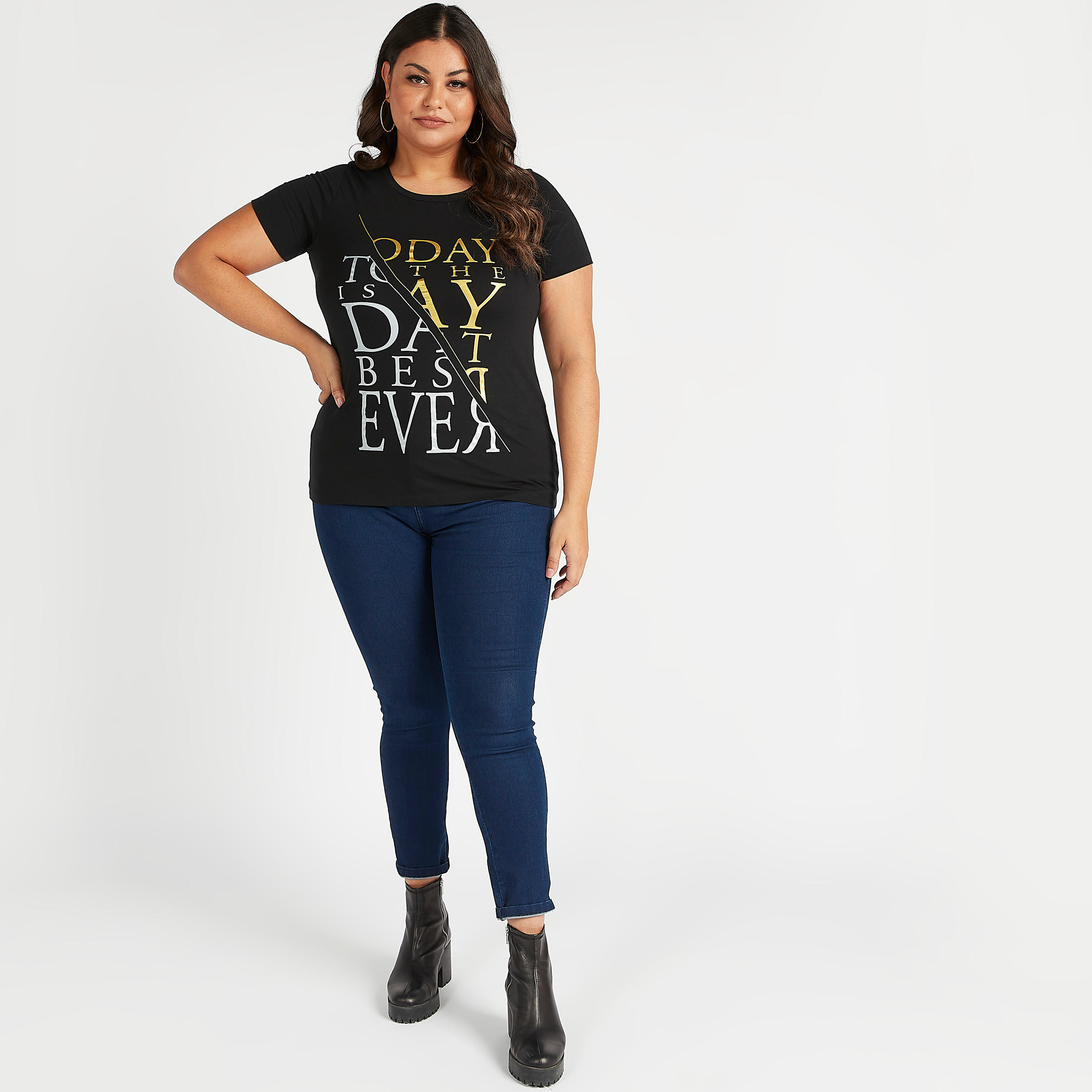 تيشيرت مستدام بياقة مستديرة وأكمام قصيرة وطبعات شعار-women-clothing-tshirts-image-2