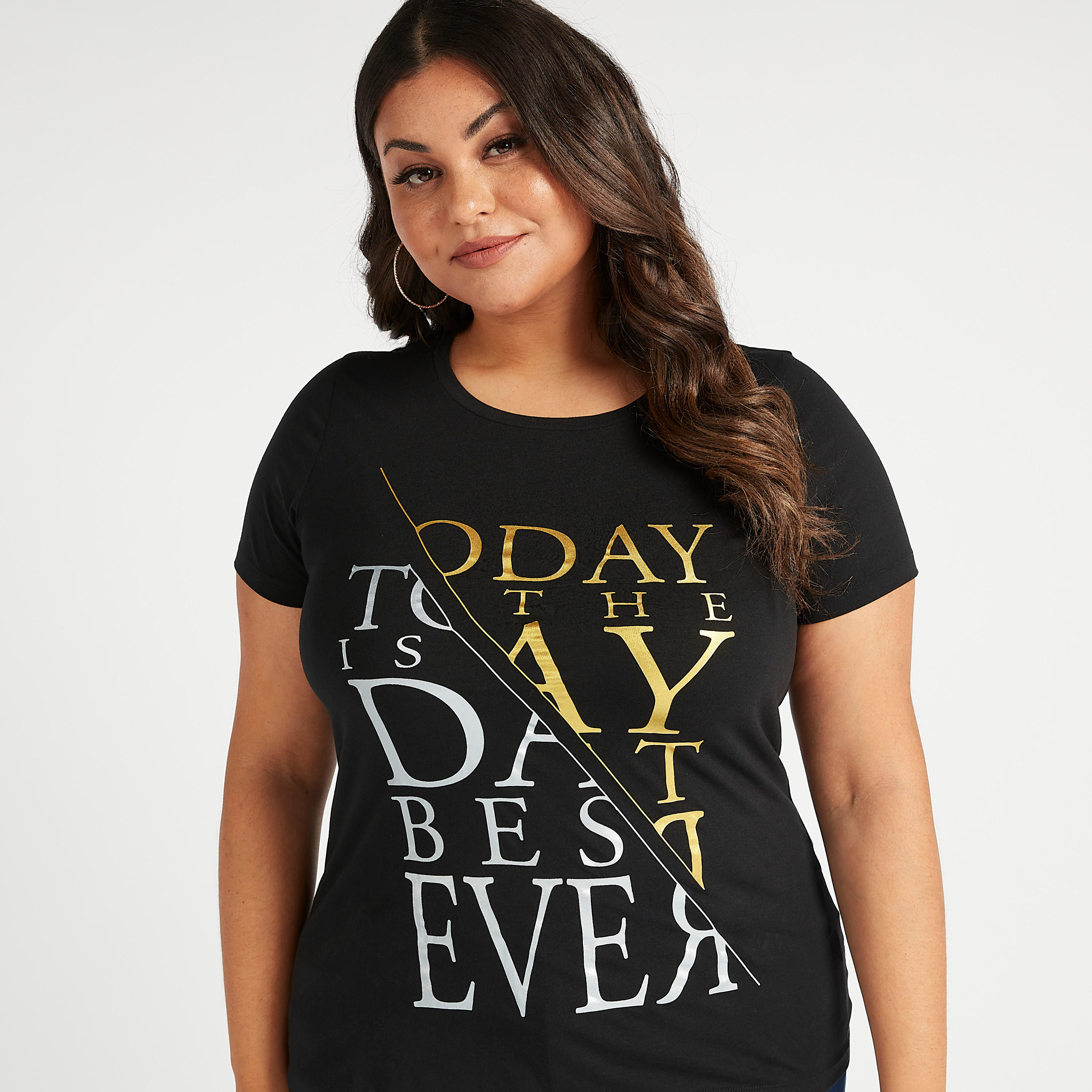 تيشيرت مستدام بياقة مستديرة وأكمام قصيرة وطبعات شعار-women-clothing-tshirts-image-3