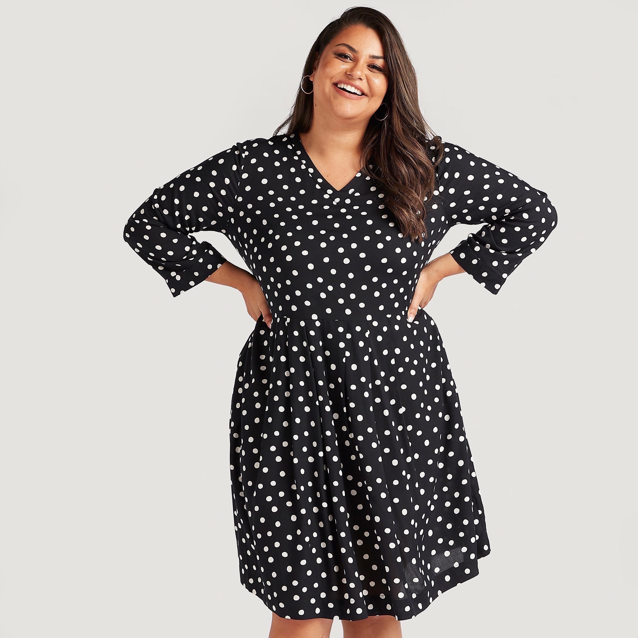 فستان ميدي إيه لاين منقّط بجيوب وياقة v-women-clothing-dresses-image-1