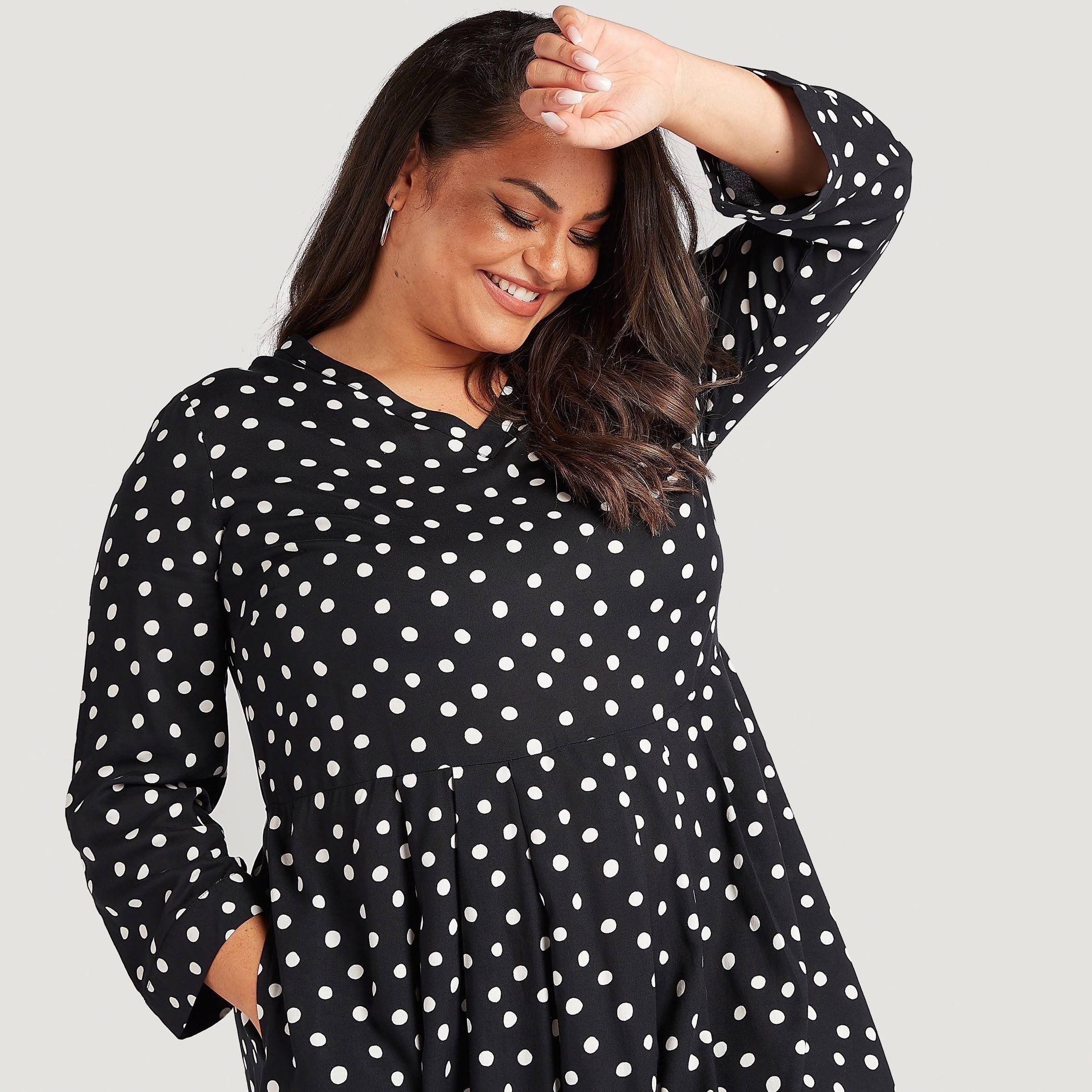فستان ميدي إيه لاين منقّط بجيوب وياقة v-women-clothing-dresses-image-3