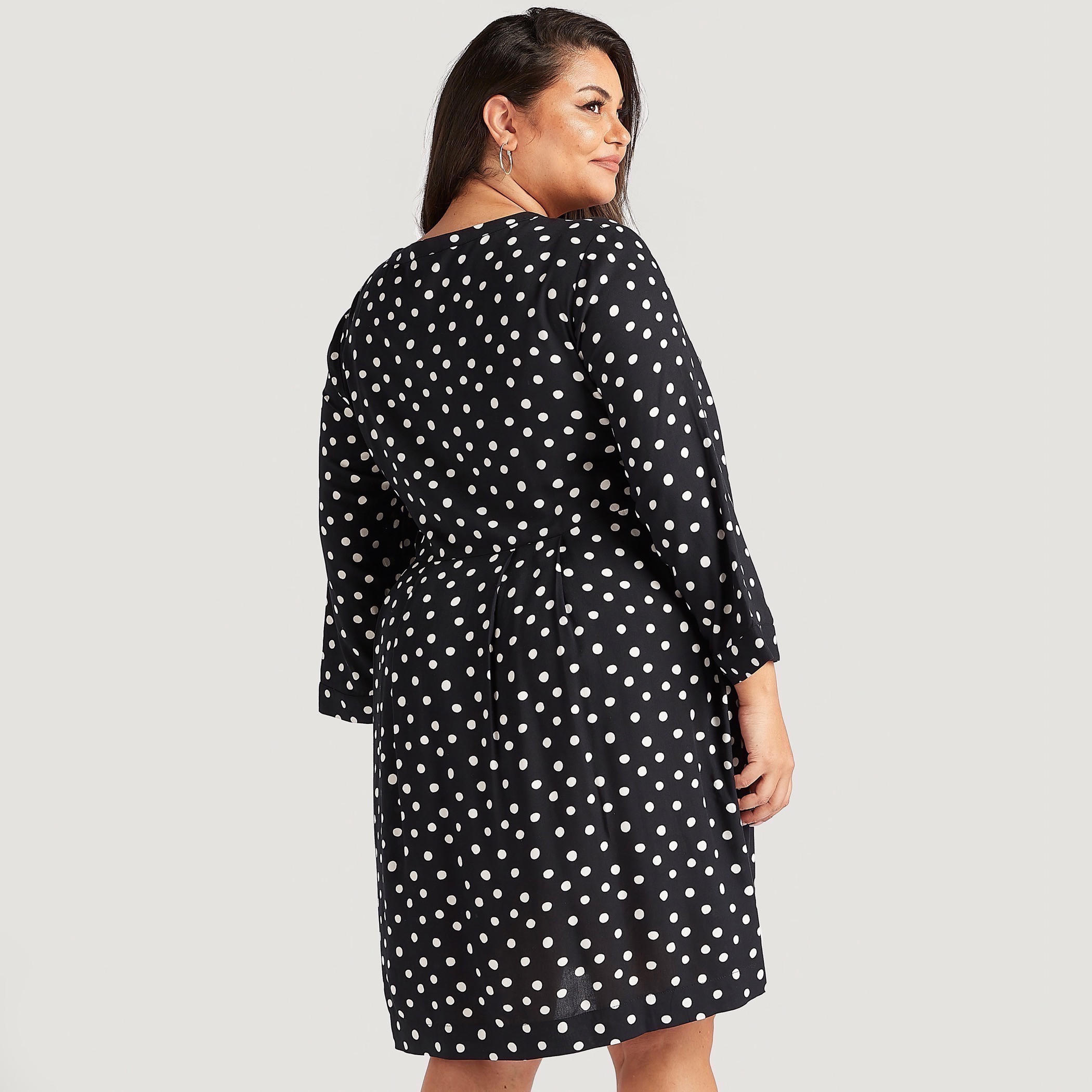فستان ميدي إيه لاين منقّط بجيوب وياقة v-women-clothing-dresses-image-4