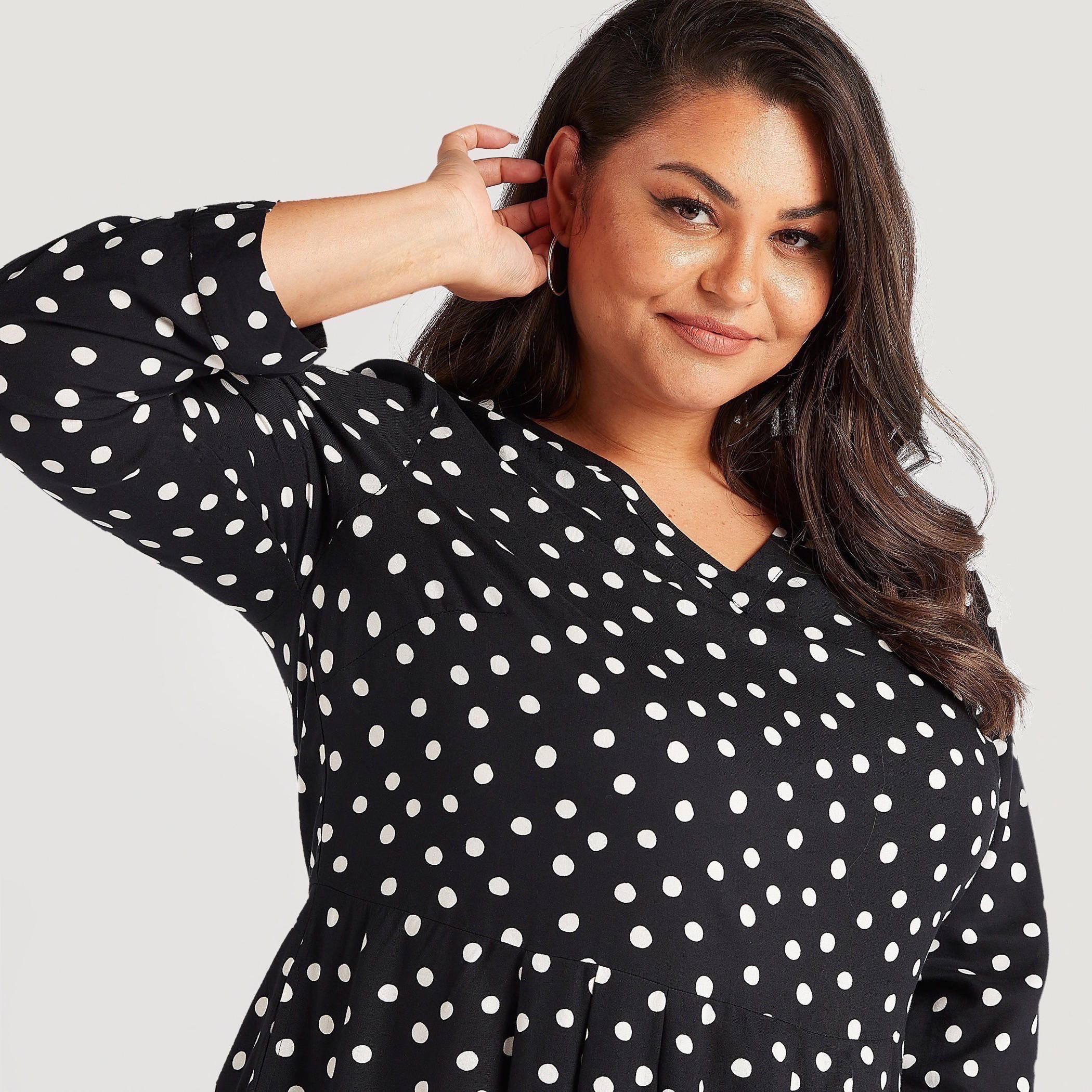 فستان ميدي إيه لاين منقّط بجيوب وياقة v-women-clothing-dresses-image-5