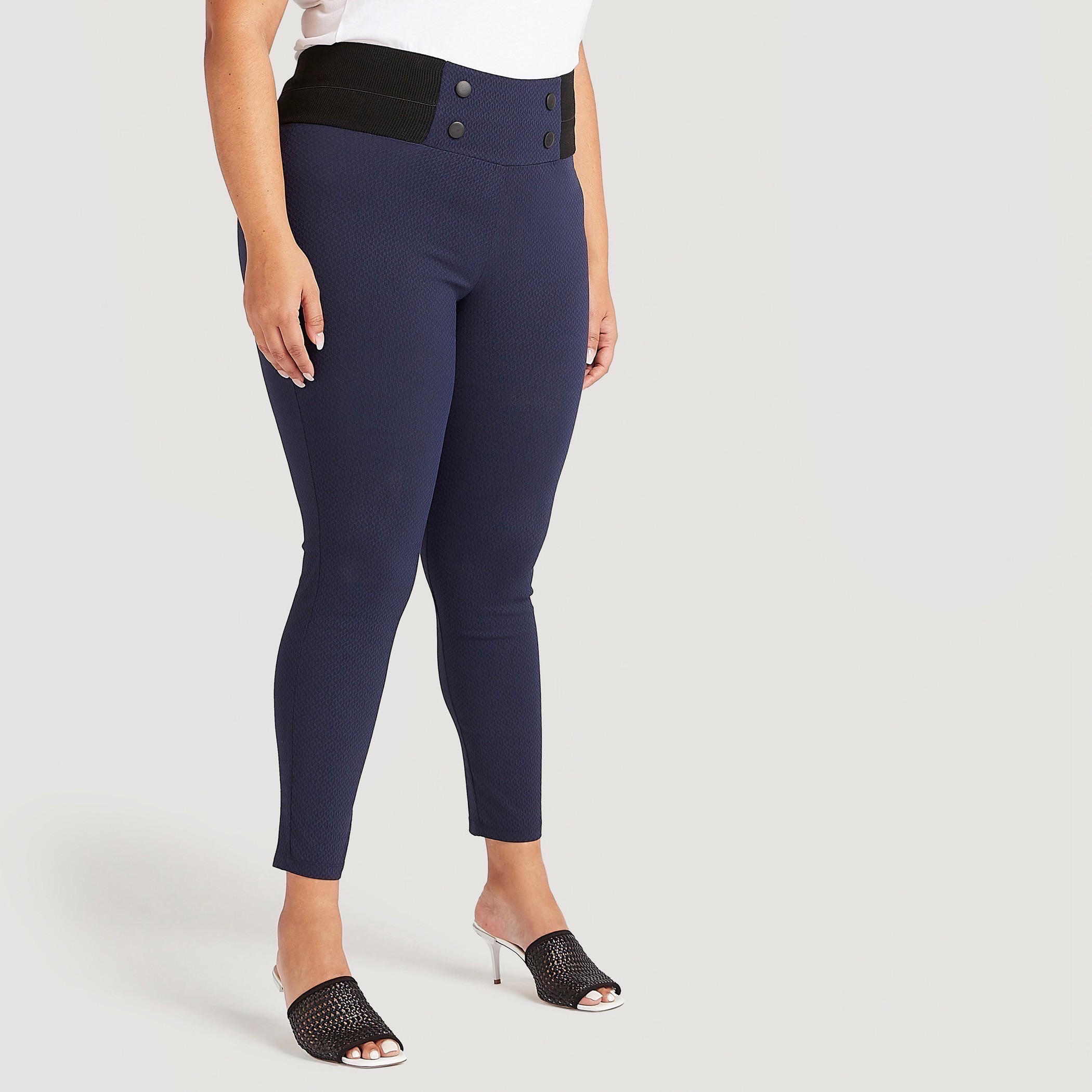 بنطلون ضيّقة بارز الملمس بخصر مطّاطي متوسّط الارتفاع وتفاصيل زر-women-clothing-bottoms-leggings-image-1