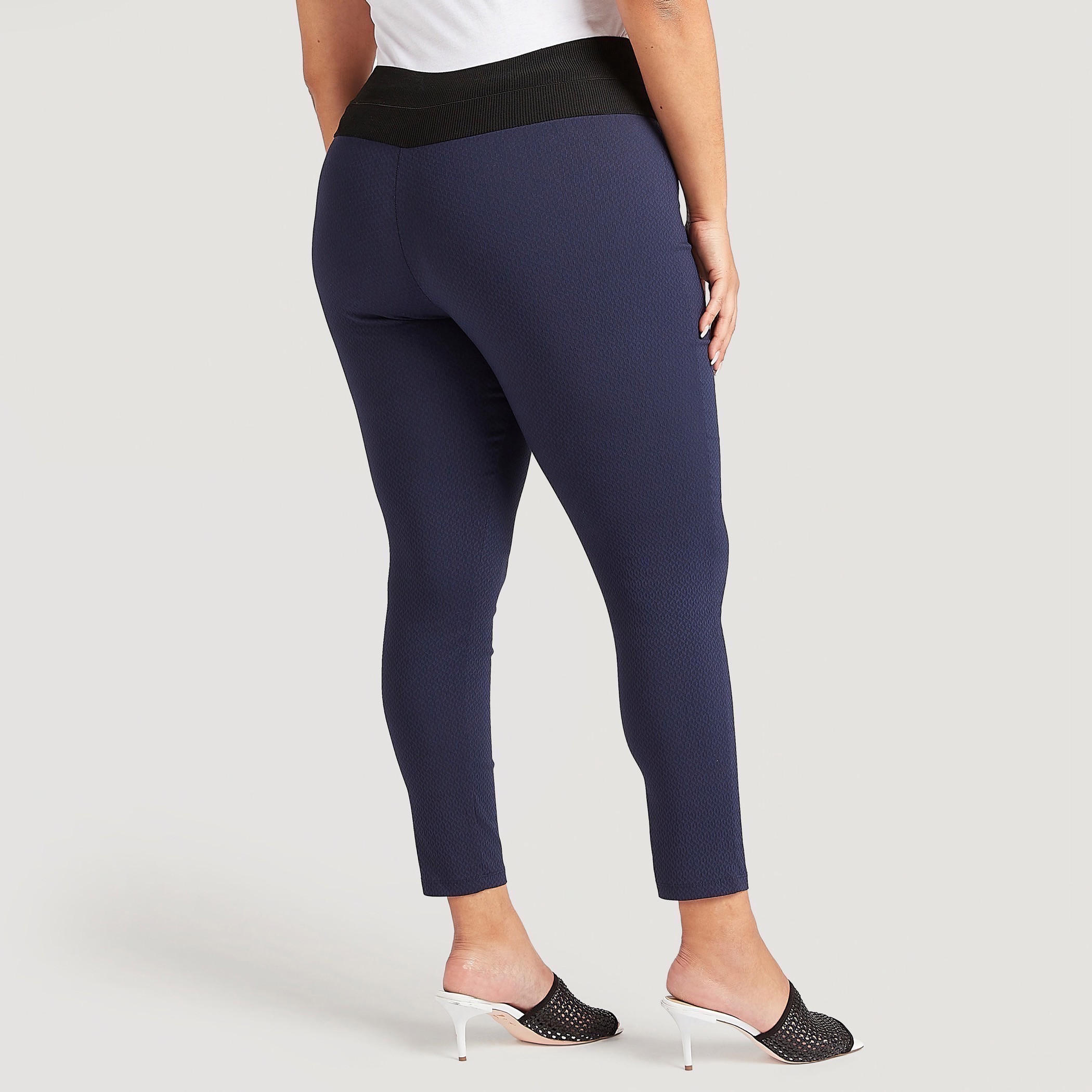 بنطلون ضيّقة بارز الملمس بخصر مطّاطي متوسّط الارتفاع وتفاصيل زر-women-clothing-bottoms-leggings-image-3