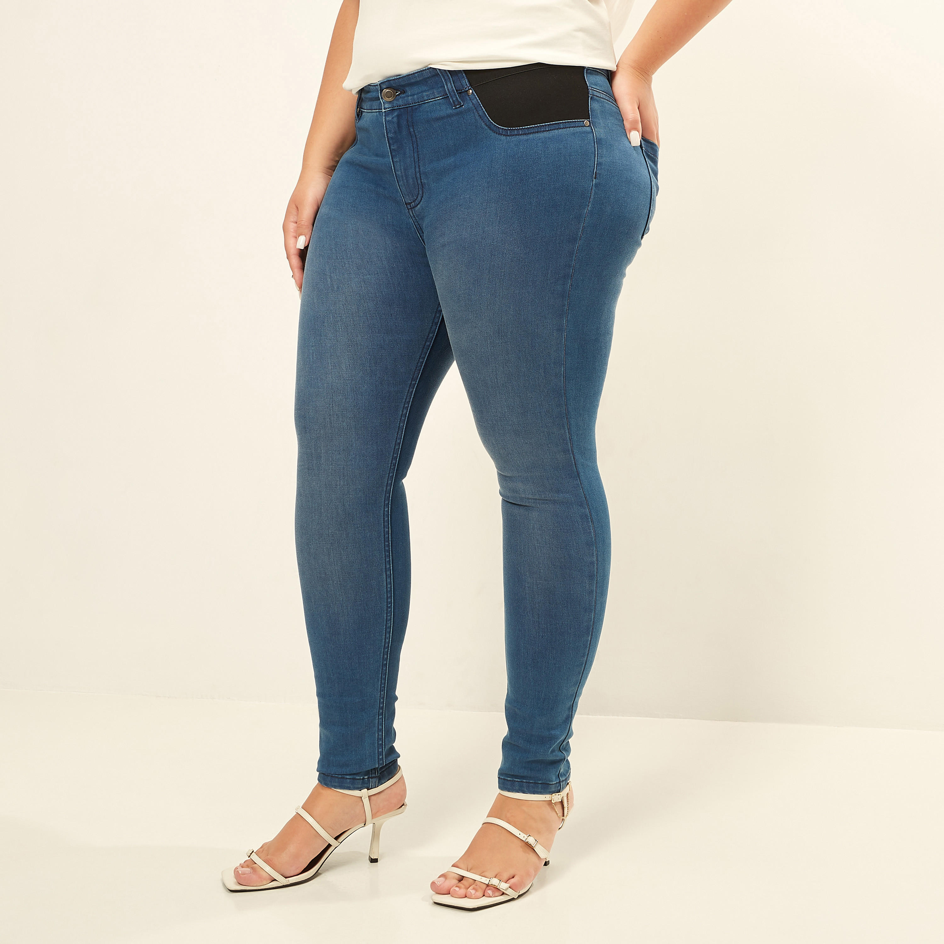 بنطلون جينز سكيني سادة بخصر مطّاطي متوسط الارتفاع-women-clothing-bottoms-jeans-image-4