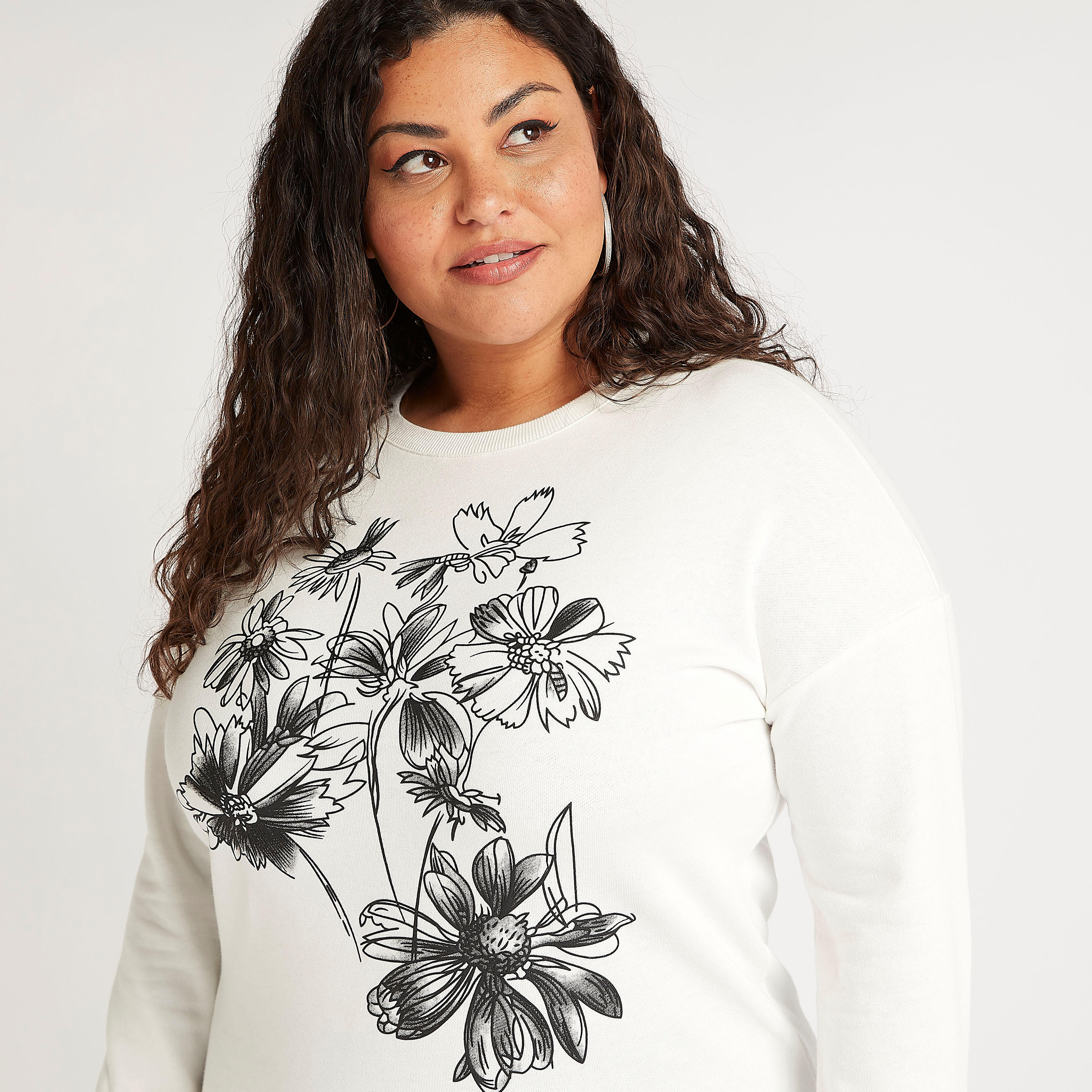 سويت شيرت بياقة ضيقة وأكمام طويلة وطبعات-women-winterwear-hoodiesandsweatshirts-sweatshirts-image-2