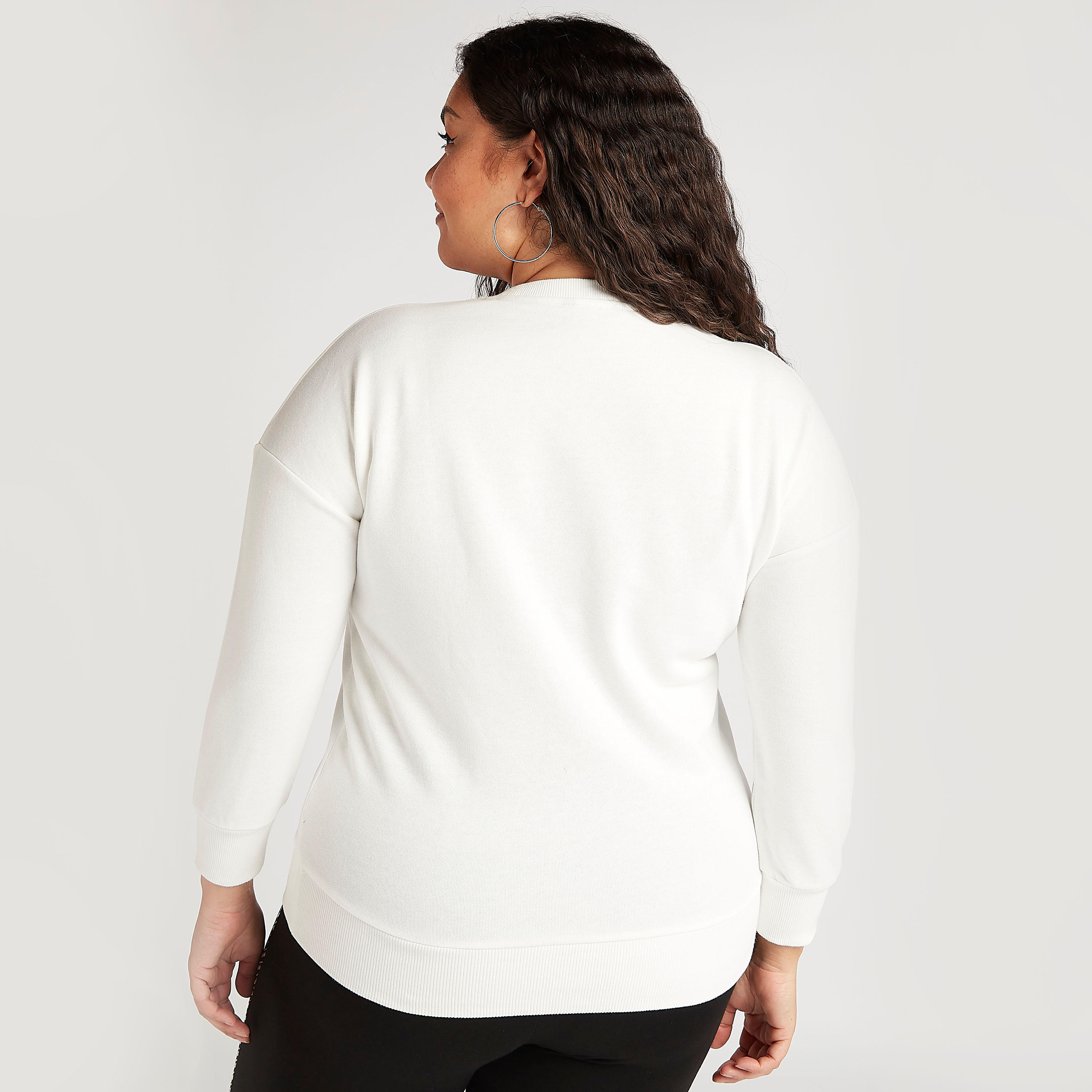 سويت شيرت بياقة ضيقة وأكمام طويلة وطبعات-women-winterwear-hoodiesandsweatshirts-sweatshirts-image-1