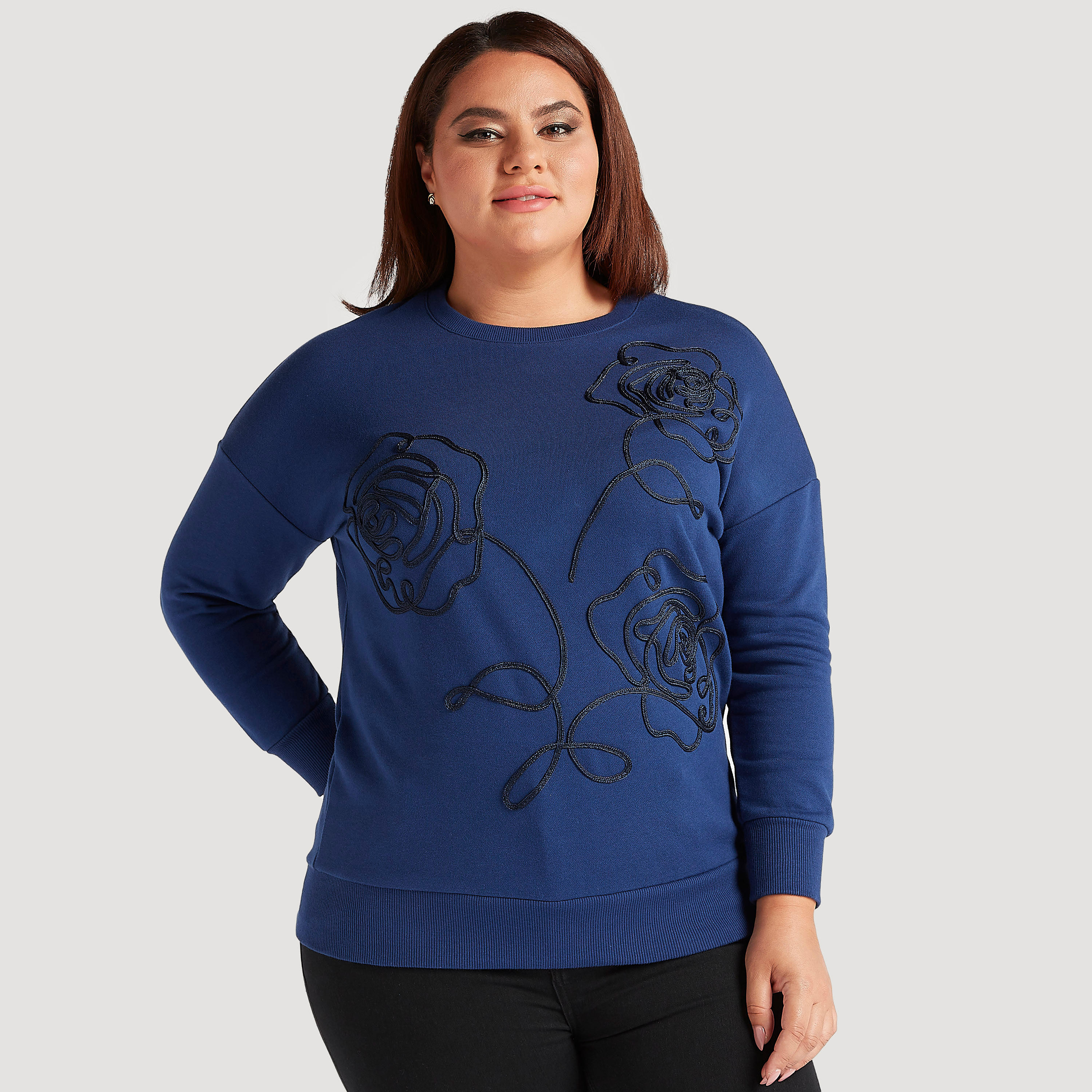 سويت شيرت مزيّن بياقة ضيّقة وأكمام طويلة-women-winterwear-hoodiesandsweatshirts-sweatshirts-image-1