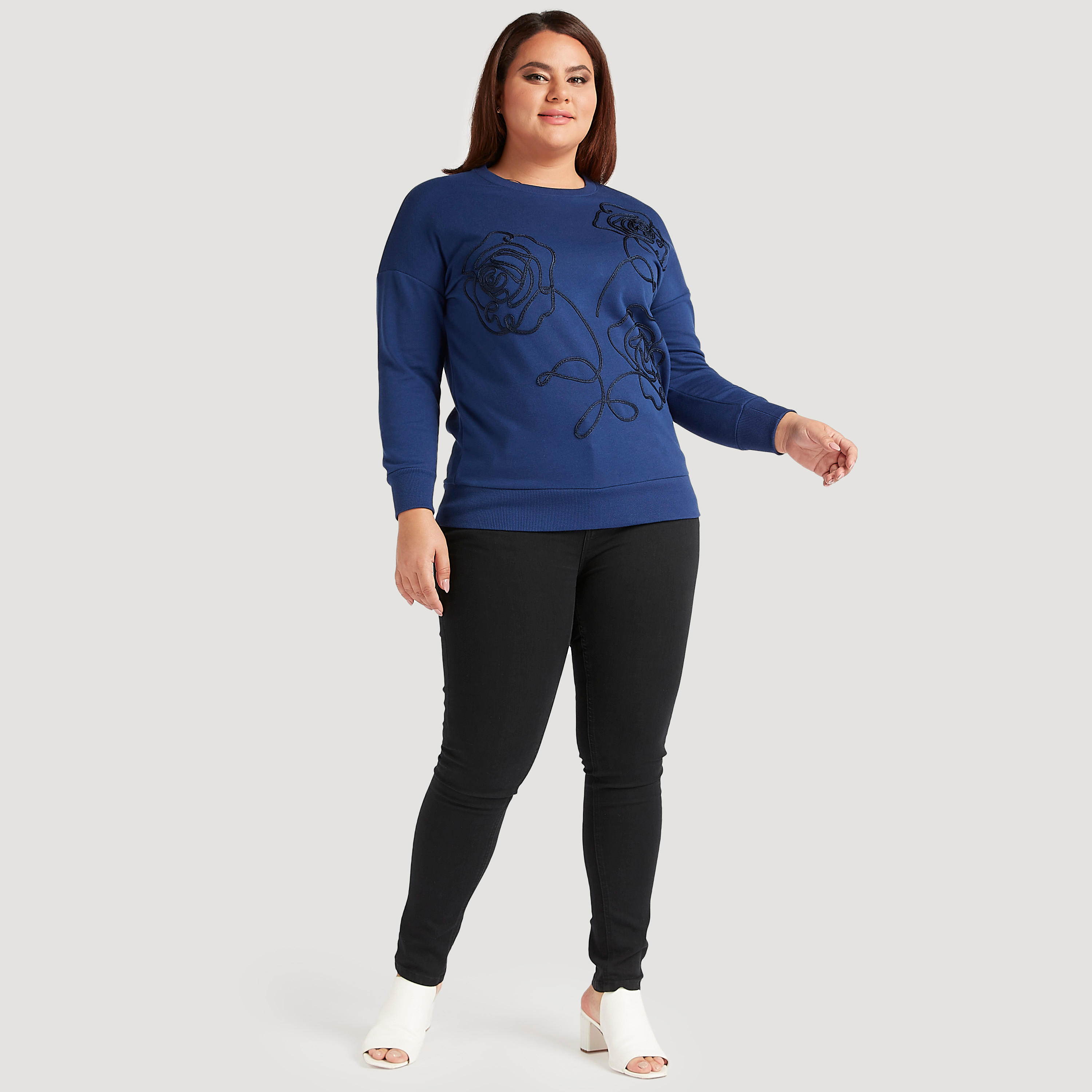 سويت شيرت مزيّن بياقة ضيّقة وأكمام طويلة-women-winterwear-hoodiesandsweatshirts-sweatshirts-image-2